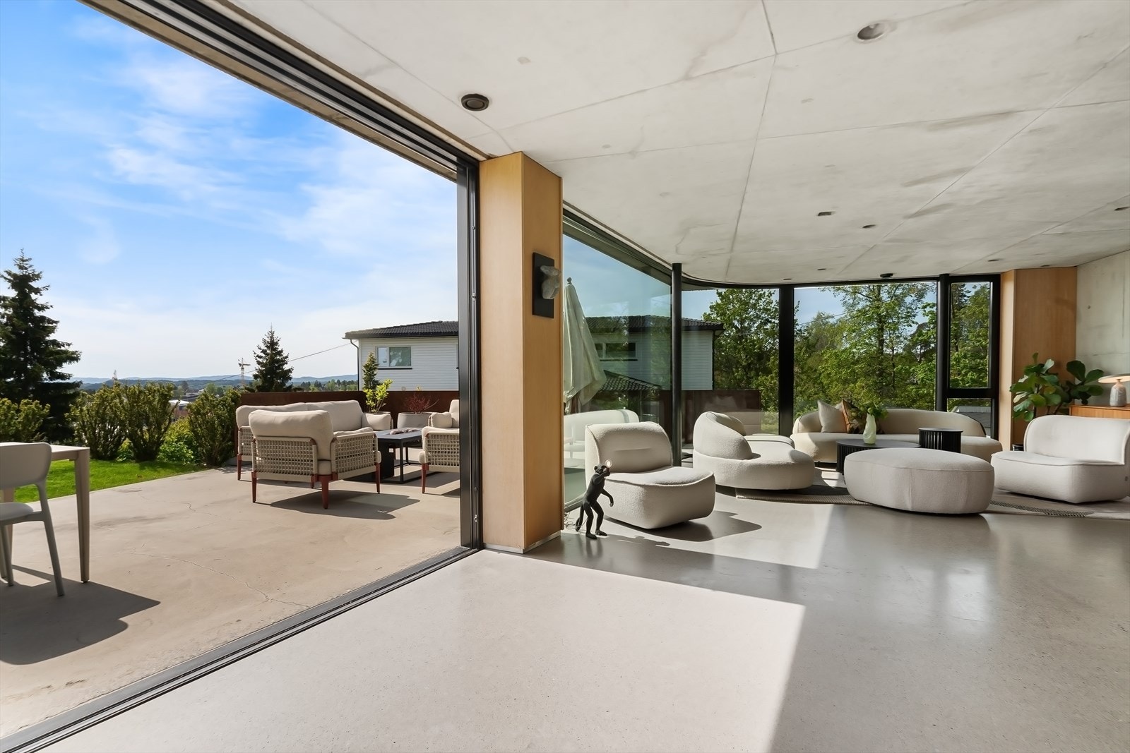 Når man åpner de store balkongdørene blir det veldig fin flyt mellom innerom og uterom! Galleribilde