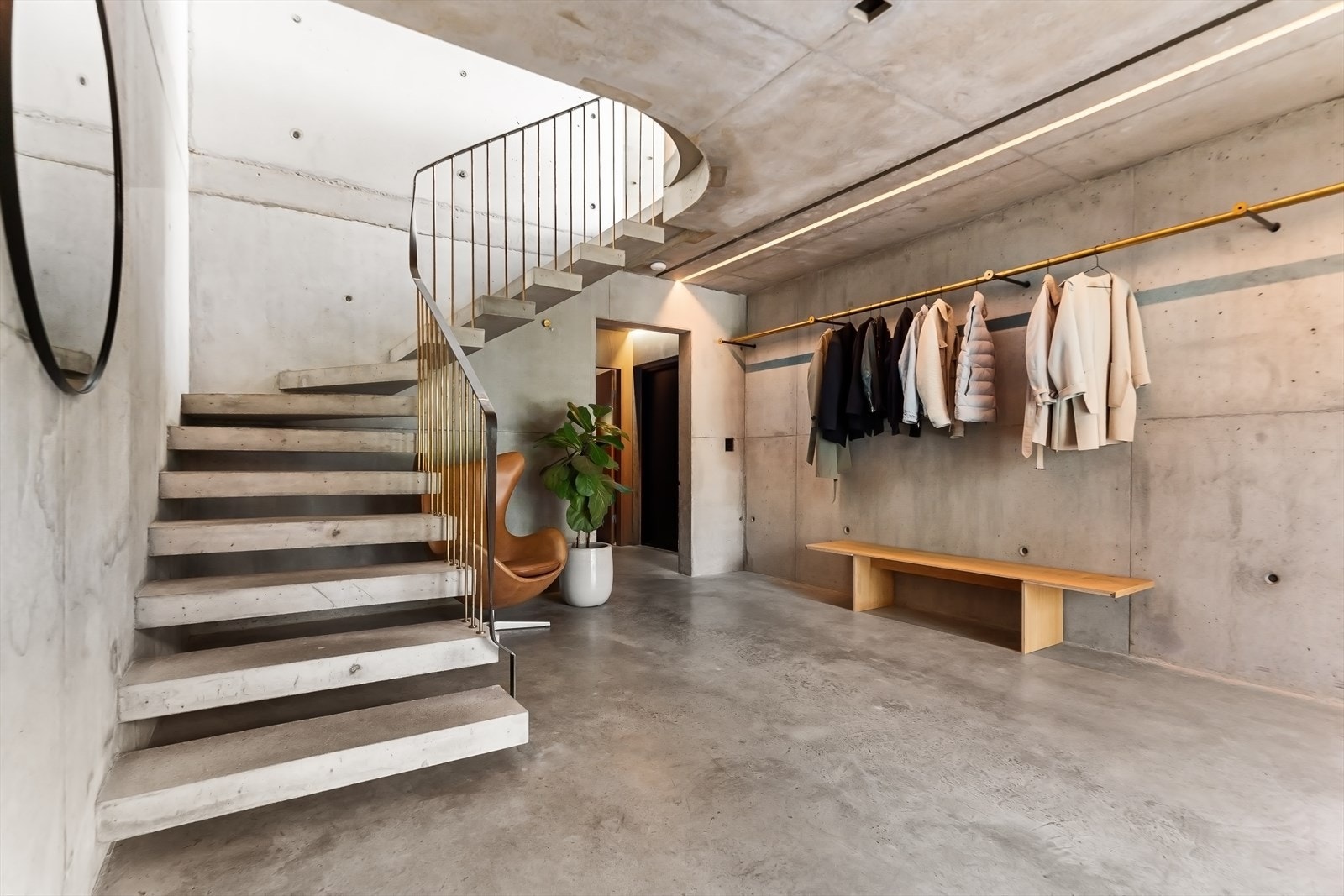 Entrè/hall trapperom med gardrobeløsning Galleribilde