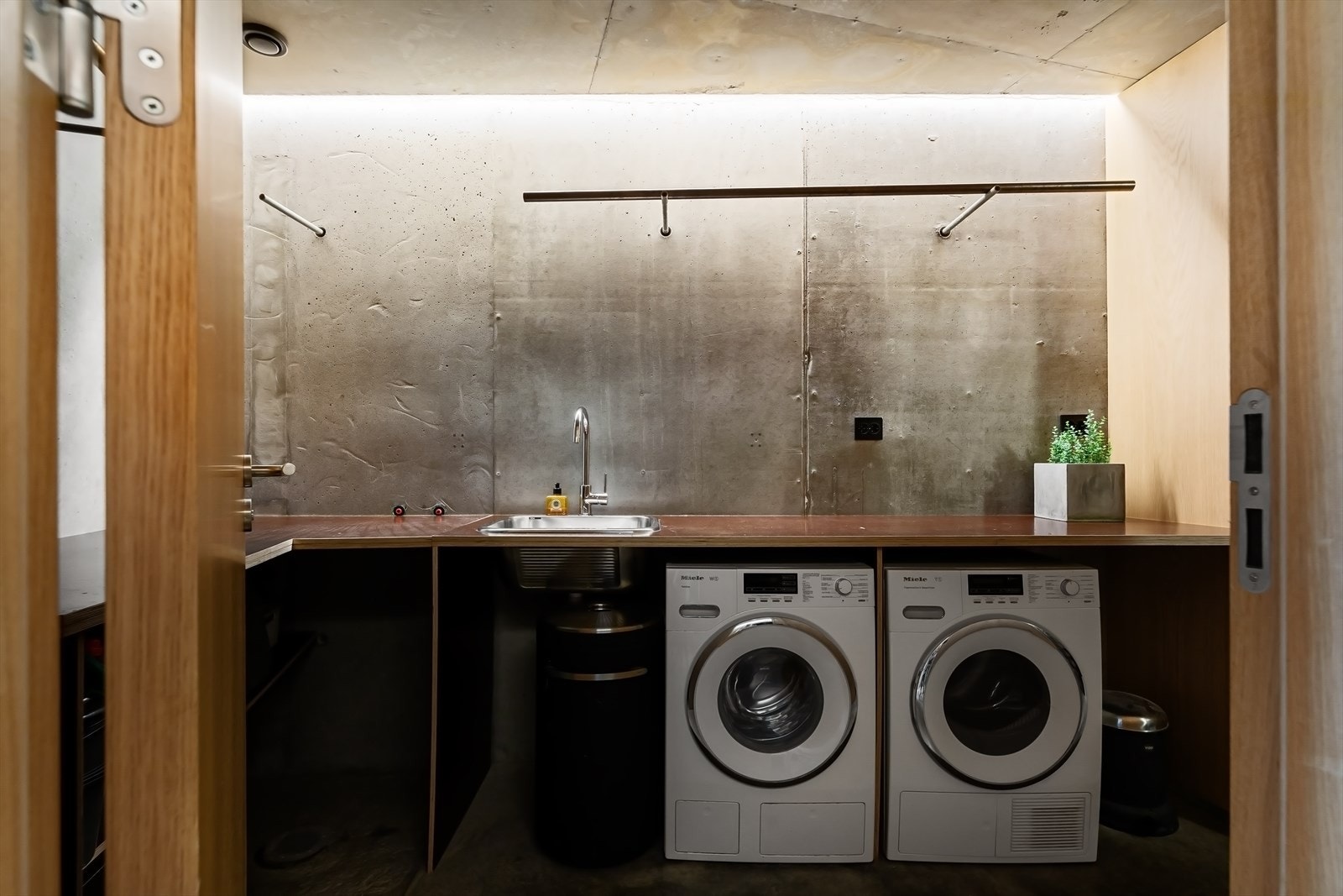 Stor vaskerom der vaskemaskinen og tørketrommelen har sin plass. God benkeplass med nedfelt utslagsvask. Galleribilde