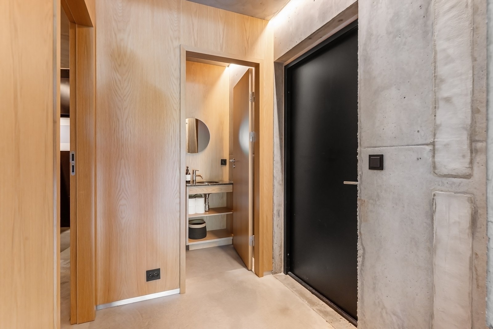 Gjeste WC er rett fram. Vaskerom ligger inn til venstre. Dør til garasje/carport til høyre. Galleribilde