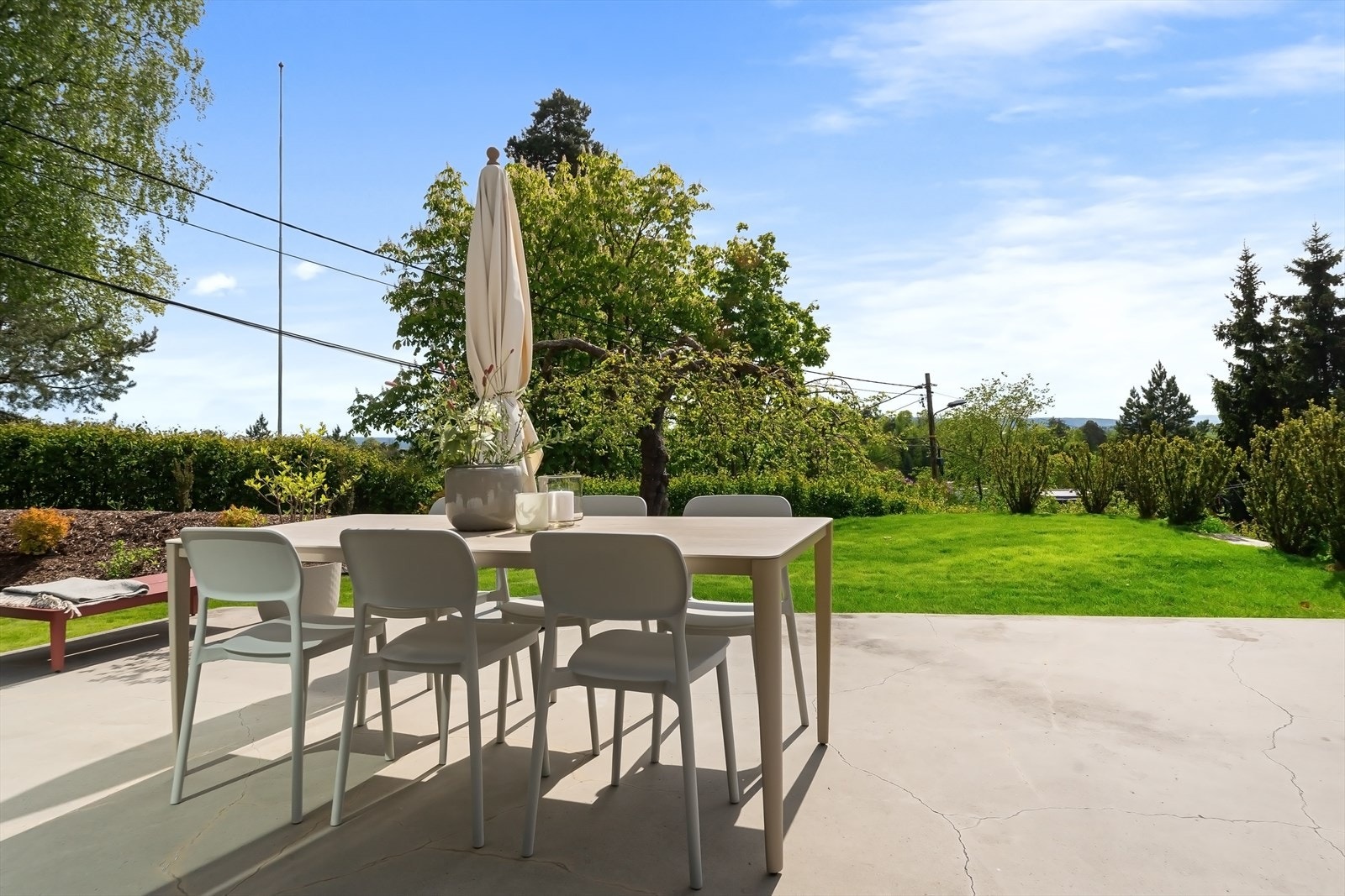 Uteplassen ligger usjenert til - her er svært fin utsikt, gode solforhold osv. Galleribilde