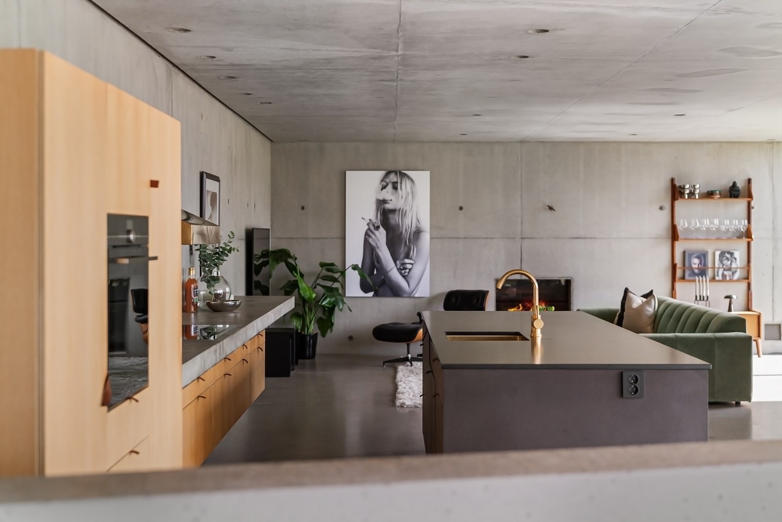 Kjøkkenet har moderne innredning og særegne løsninger. Galleribilde