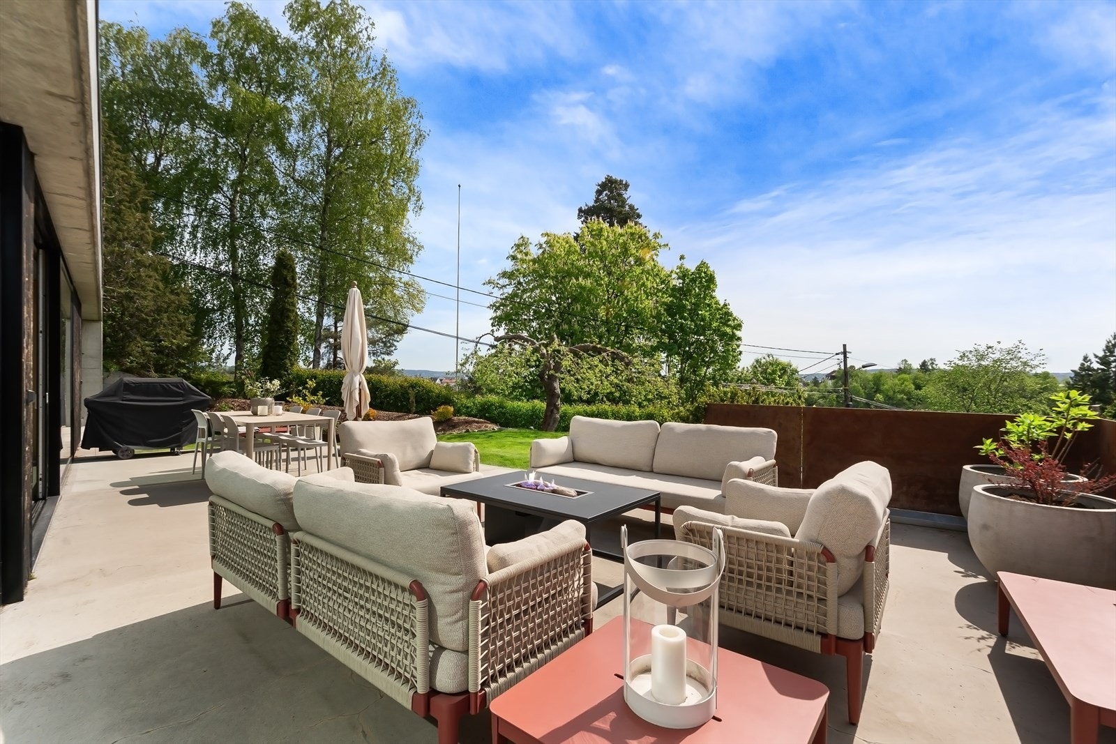 Fra uteplassen Galleribilde