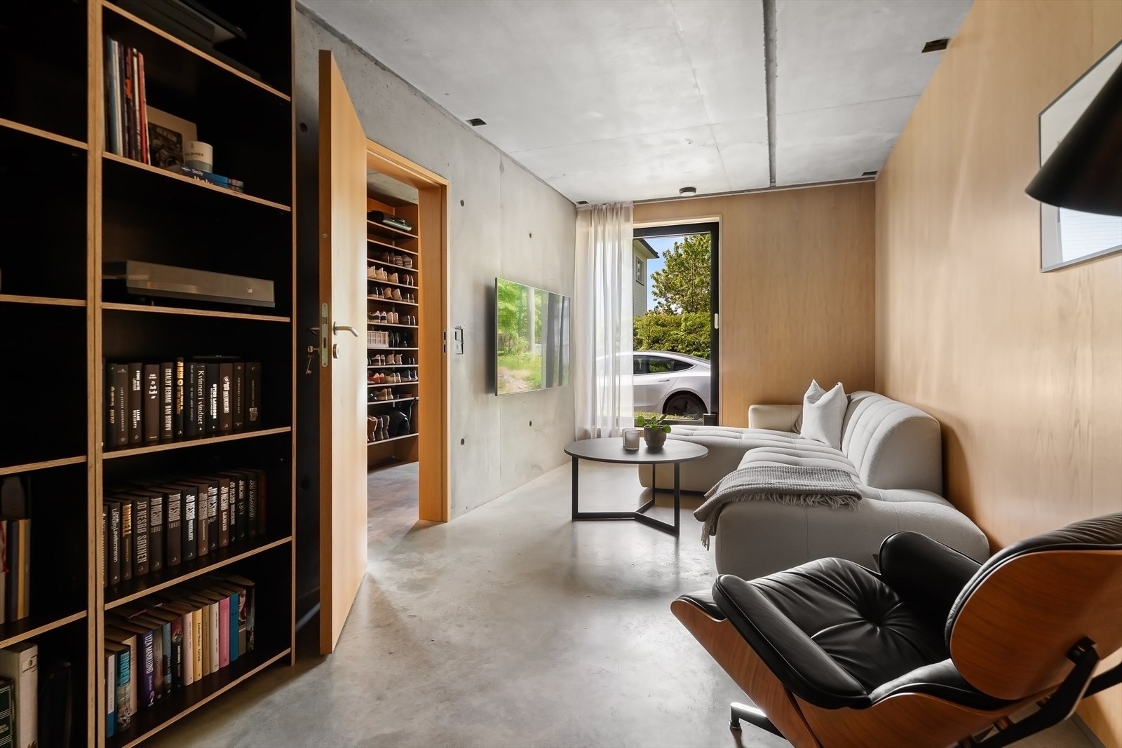 Soverom / kjellerstue ligger rett innenfor entrè/hall/trapperom. Galleribilde