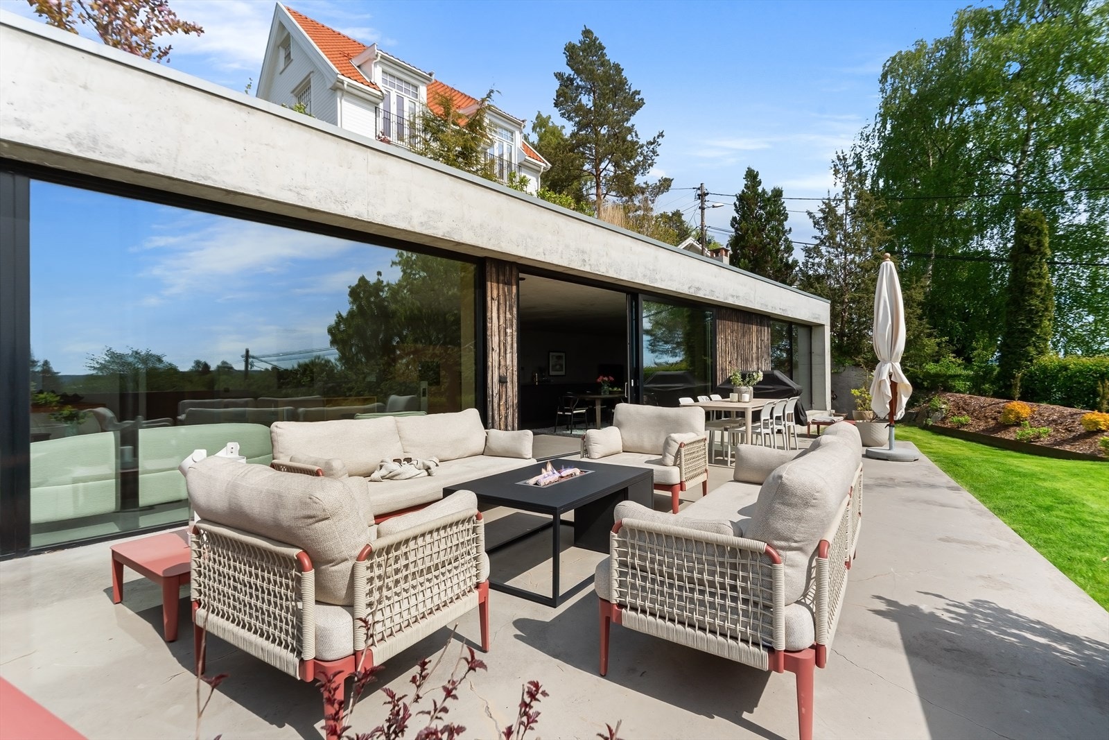 Fra uteplassen Galleribilde