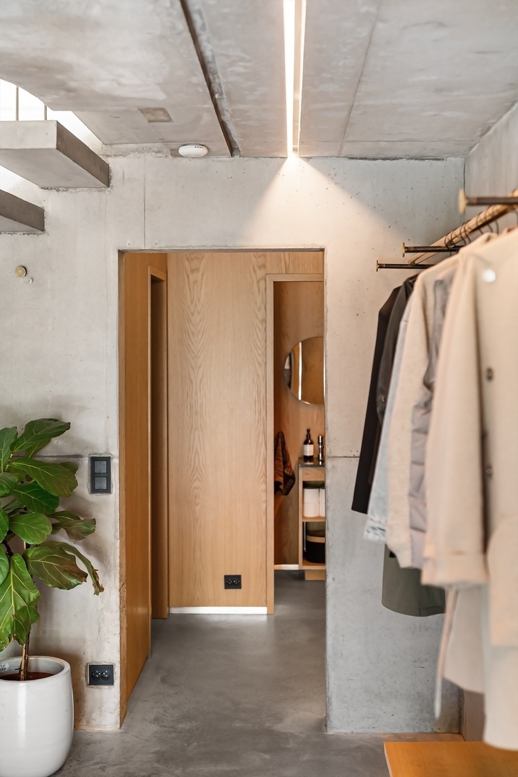 Innenfor garderoben er det mellomgang som leder til vaskerom (til venstre), gjeste WC rett fram og dør til carport (til høyre). Galleribilde