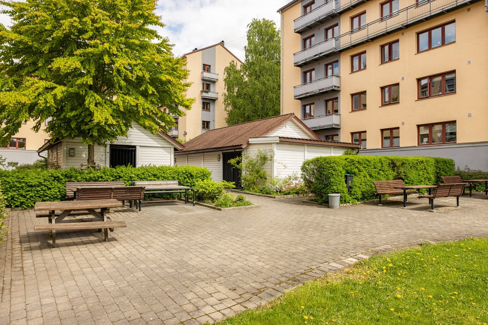 Borettslaget har en frodig og idyllisk bakgård med plen, beplanting, brostein og flere sittegrupper. Galleribilde