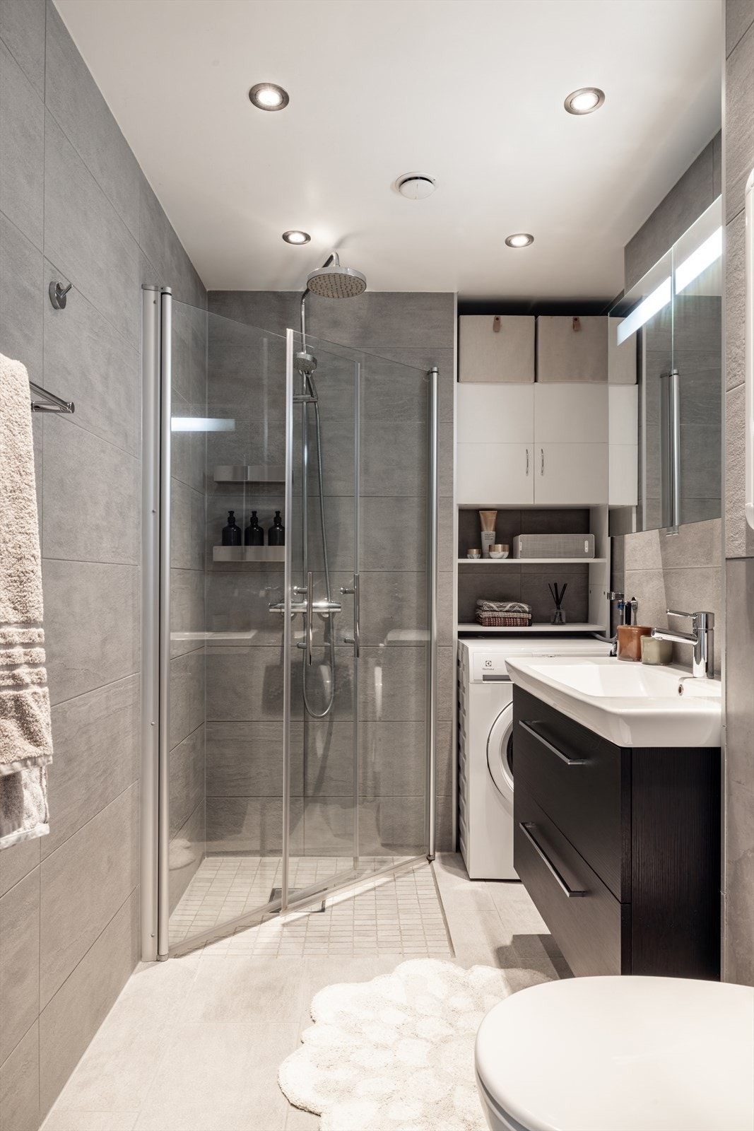 Badet har flislagte overflater, behagelig gulvvarme og downlights i himling. Rommet ble pusset opp og utvidet i 2013. Galleribilde