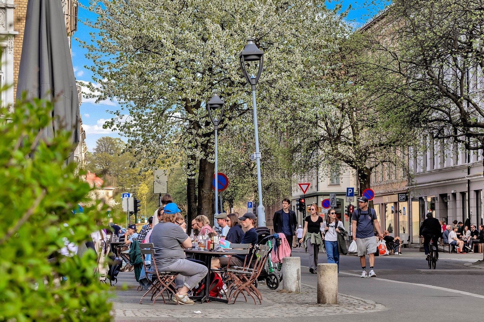 Det er flere hyggelige restauranter i kort gåavstand fra boligen. Her ser vi den populære restauranten Grisen med uteserveringen på sommeren. Galleribilde