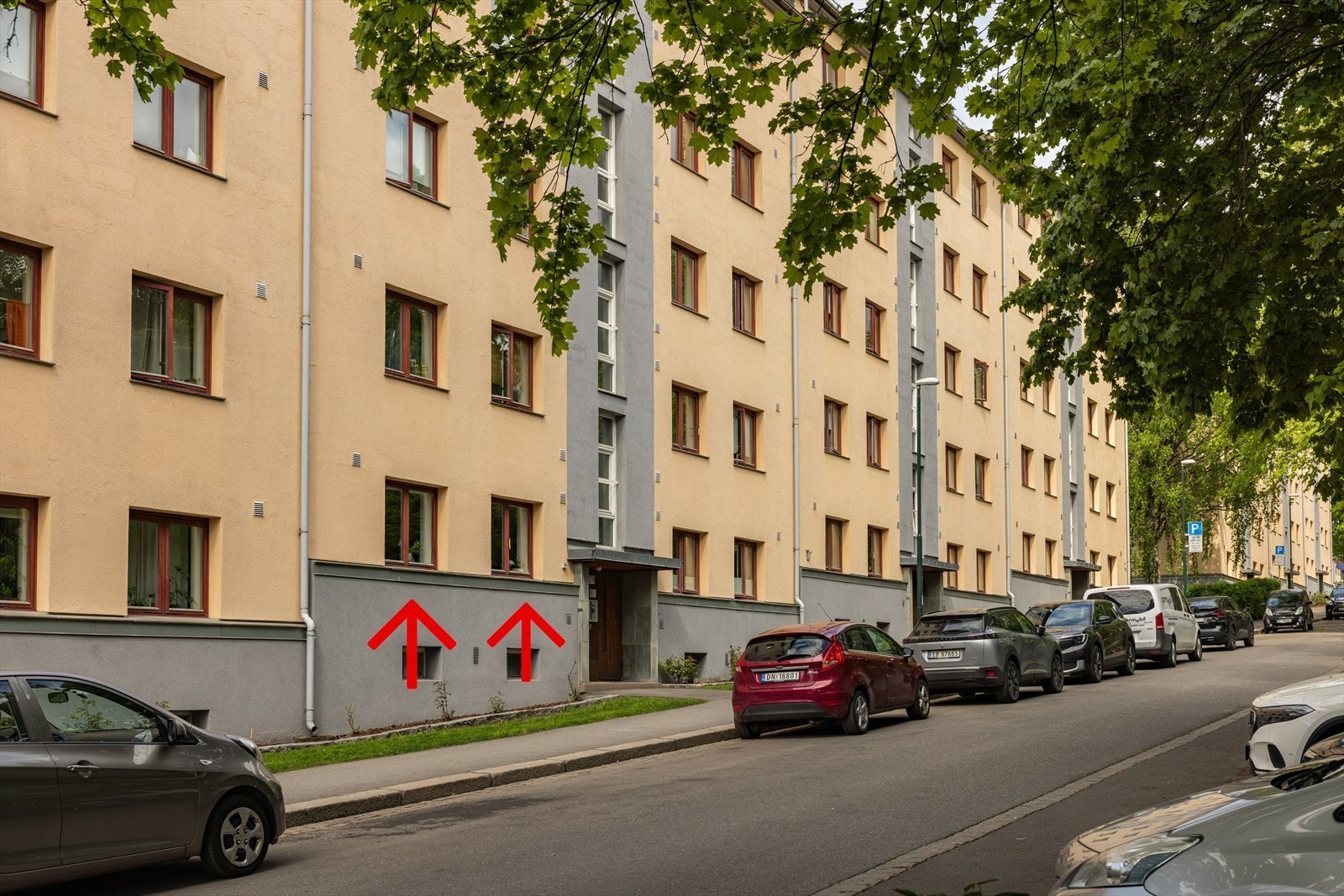 Legg merke til hvor høy 1.etg boligen befinner seg i. Her med soverommene ut mot meget rolig gate uten mye trafikk og frodige grøntarealer Galleribilde