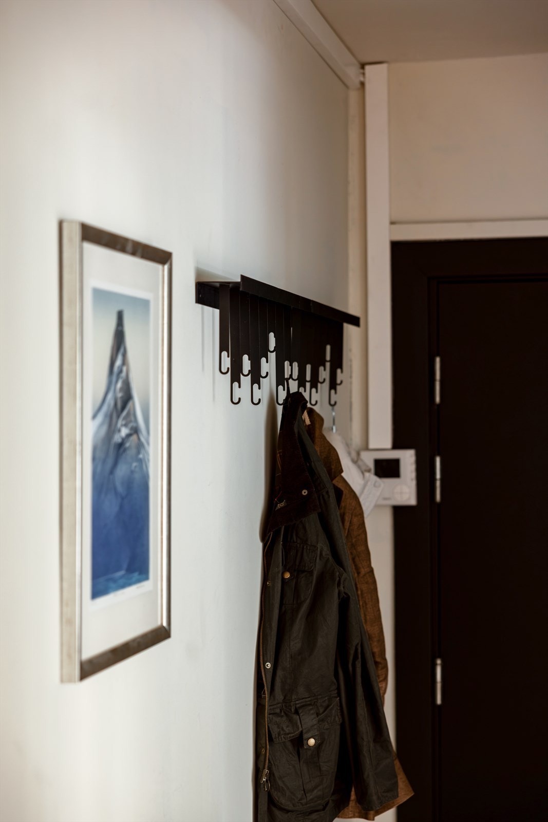 I gangen er det vegghengte knagger og skohylle for yttertøy. Galleribilde