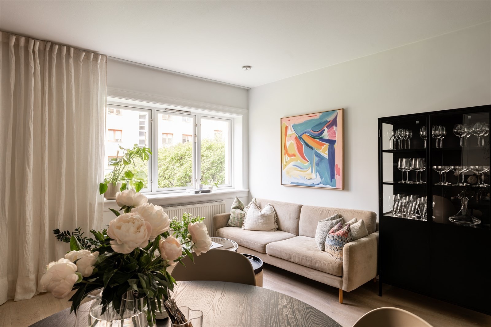 Leiligheten er i stor grad pusset opp i senere tid, og fremstår velholdt og gjennomført. Galleribilde