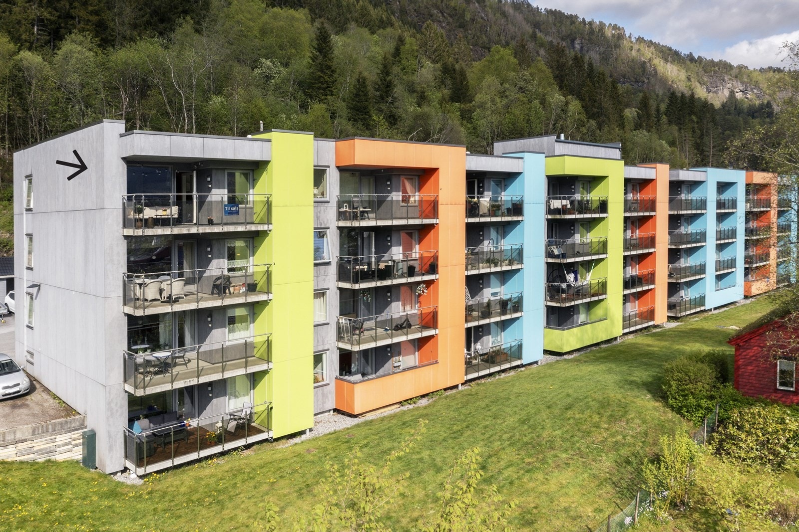 Leilegheita ligg på Bergum ca. 1,5 km frå sentrum. Burettslaget har i seinare tid rehabilitert fasadar, ventilasjonsannlegg m.m.! Galleribilde