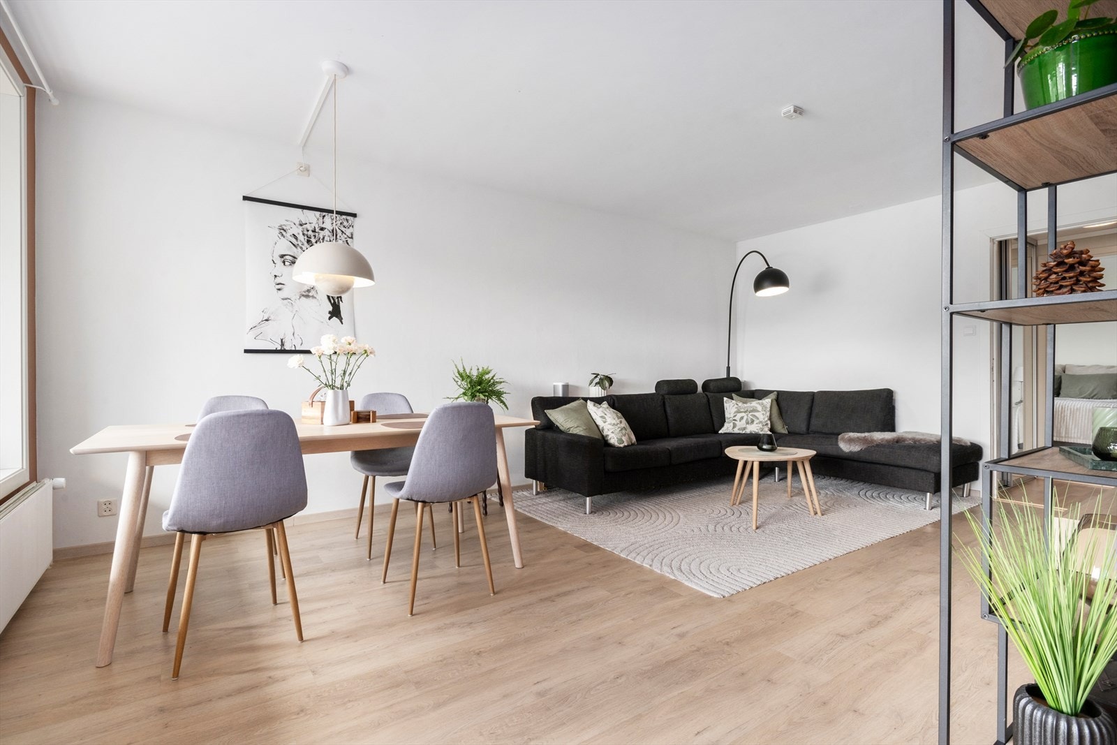 Her er det god plass til møblering av stor sofagruppe og stort spisebord Galleribilde
