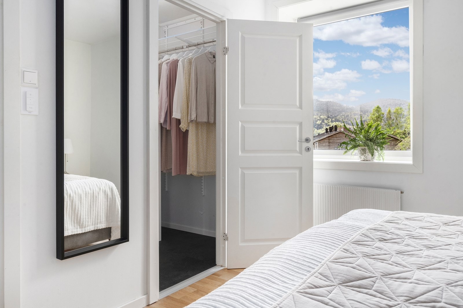 Tilkomst til walk-in-garderobe frå hovudsoverommet Galleribilde