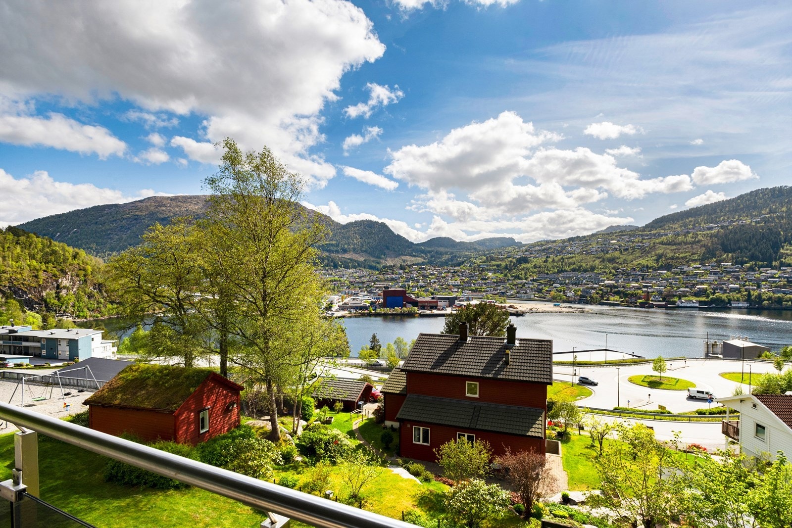 Sol frå ca. 08 til 22.30 på høgsommaren, samt sol heile året Galleribilde