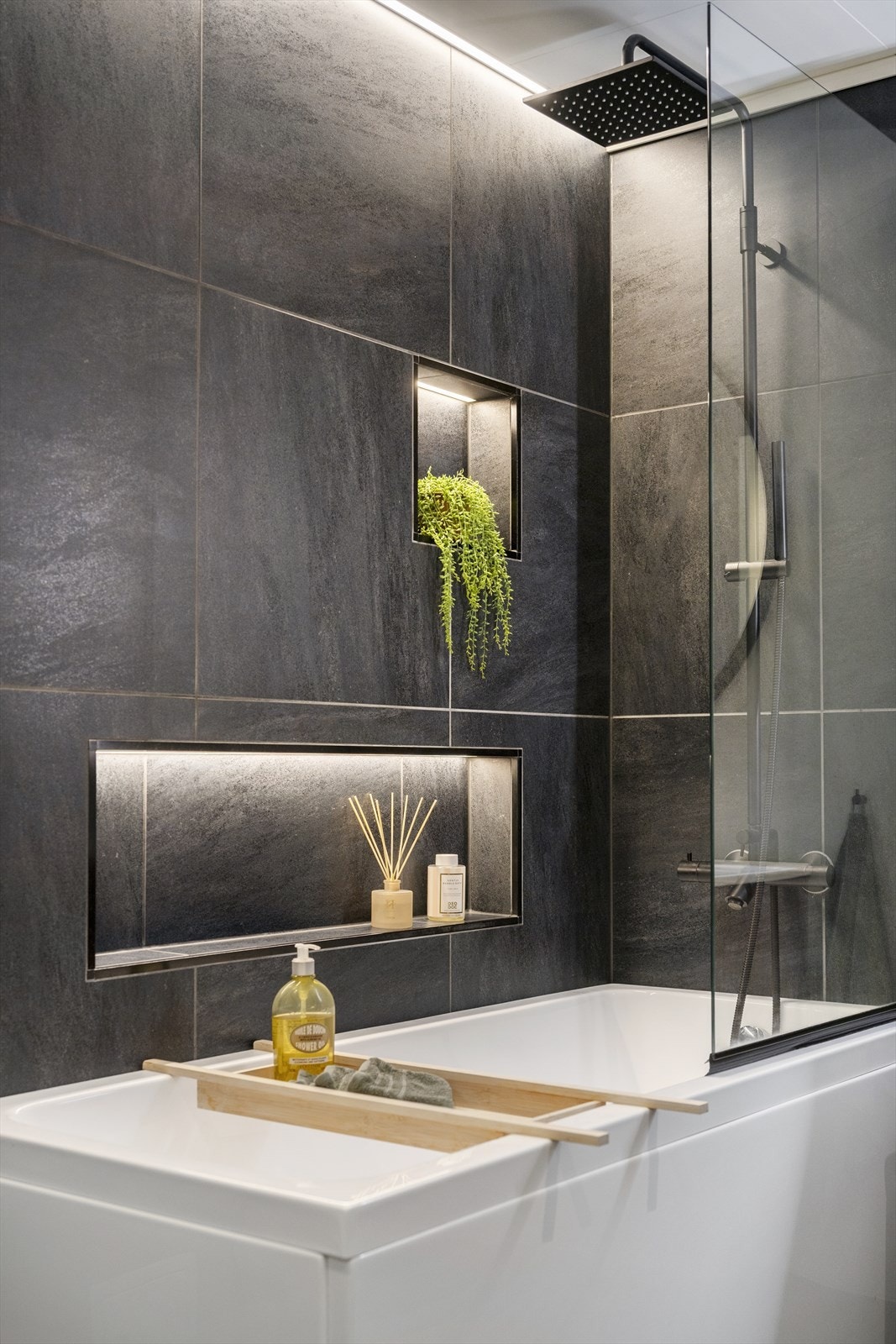 Badet er påkosta og stilfult innreiia Galleribilde