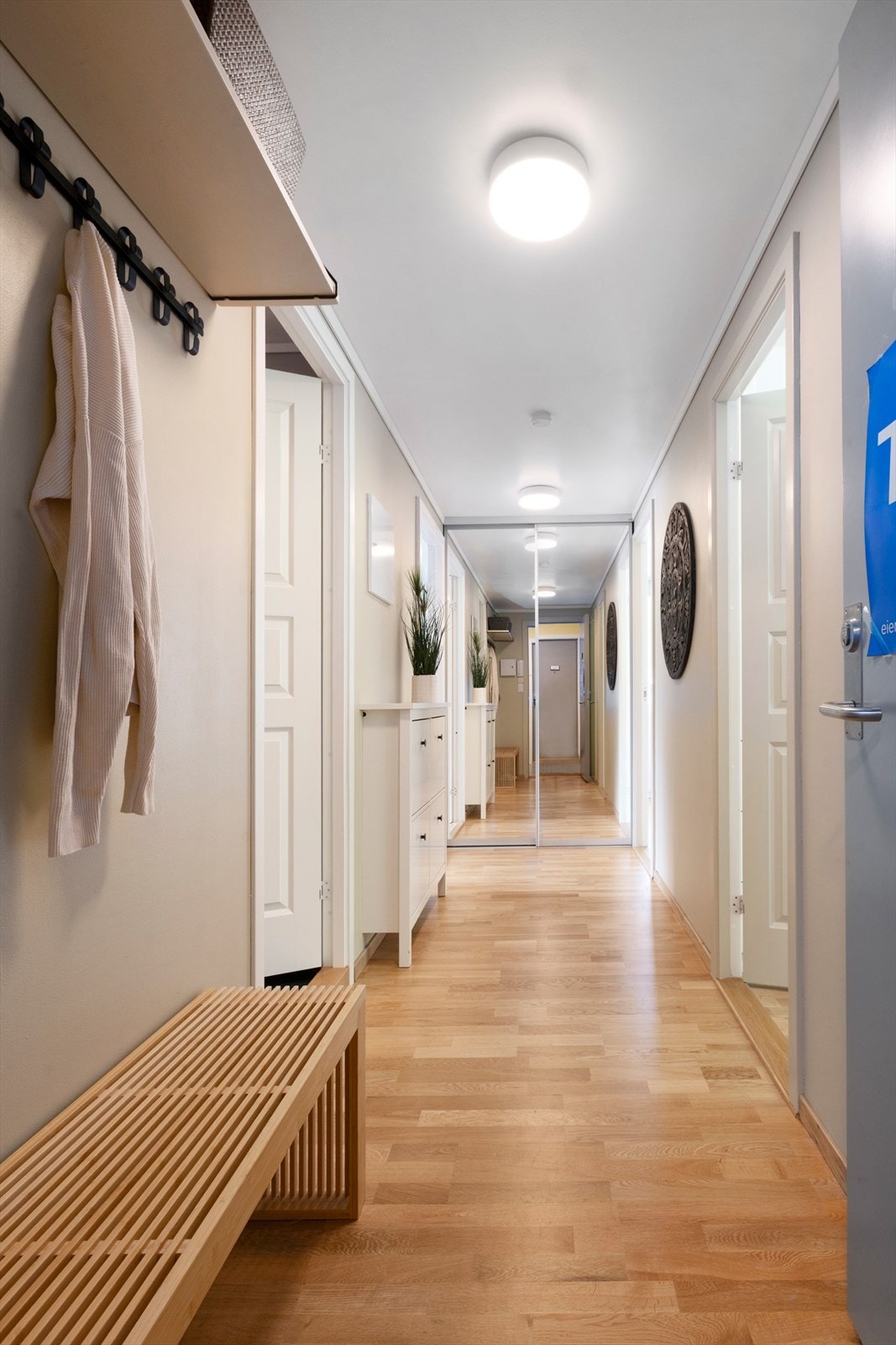 Velkommen inn i entre med skyvedørsgarderobe Galleribilde