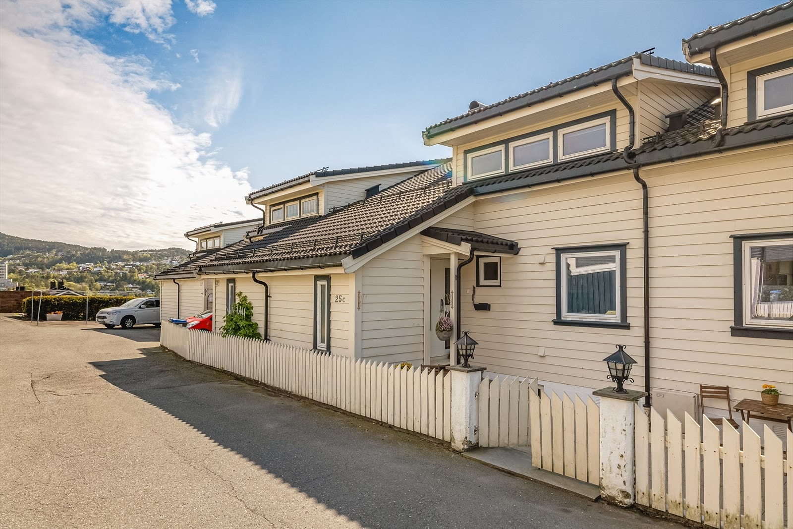 Rekkehuset har en attraktiv beliggenhet på Varden i Fyllingsdalen, i et stille og rolig nabolag med gode oppvekstvilkår. Galleribilde