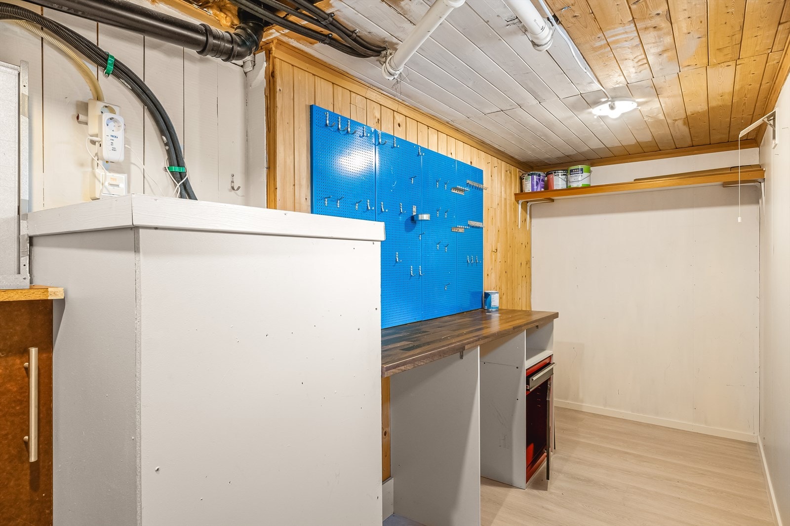 Boligens underetasje har to boder med rikelig med oppbevaringsplass. Galleribilde