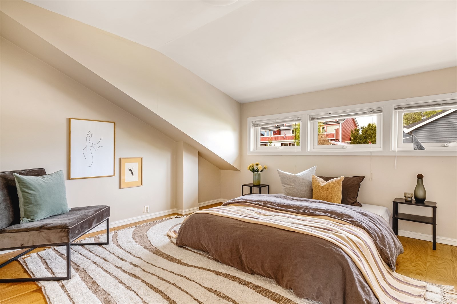 Det første soverommet er av god størrelse med god plass til dobbeltseng. Her er det også plass til nattbord, garderobeskap eller annet ønskelig møblement. (Loft på originale byggetegninger). Galleribilde