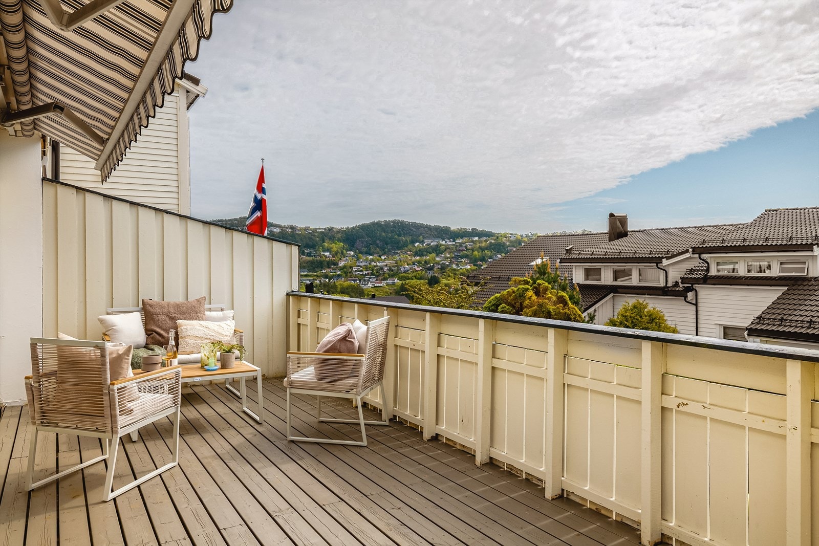 Fra stuen er det utgang til sørvendt terrasse hvor man kan nyte morgenkaffen i vakre omgivelser. Galleribilde