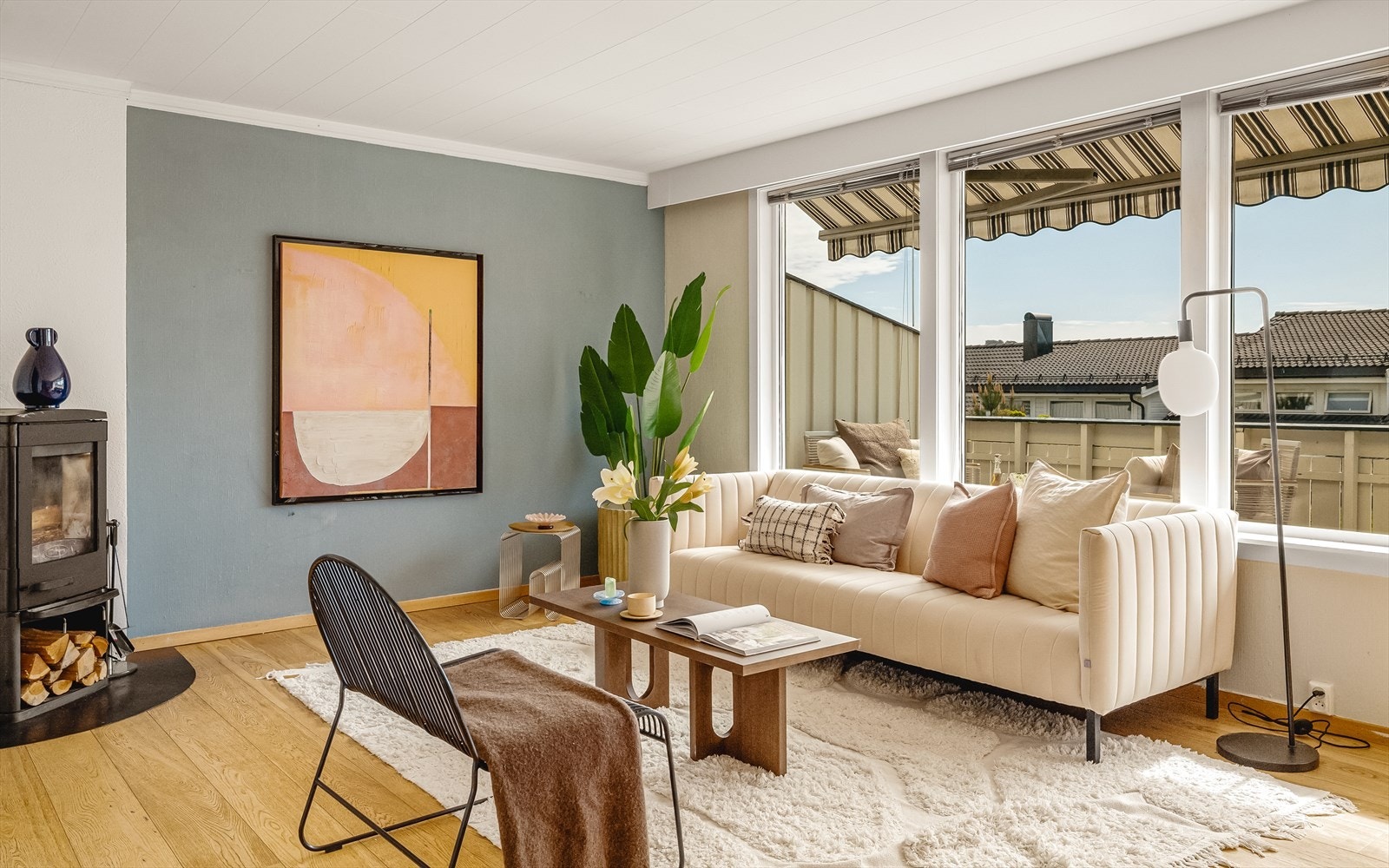 Stuen er i delvis åpen løsning til kjøkkenet. I stuen er det god plass til å innrede med både bord og sofagruppe. Det er i tillegg peisovn som varmer godt på kalde dager. Galleribilde