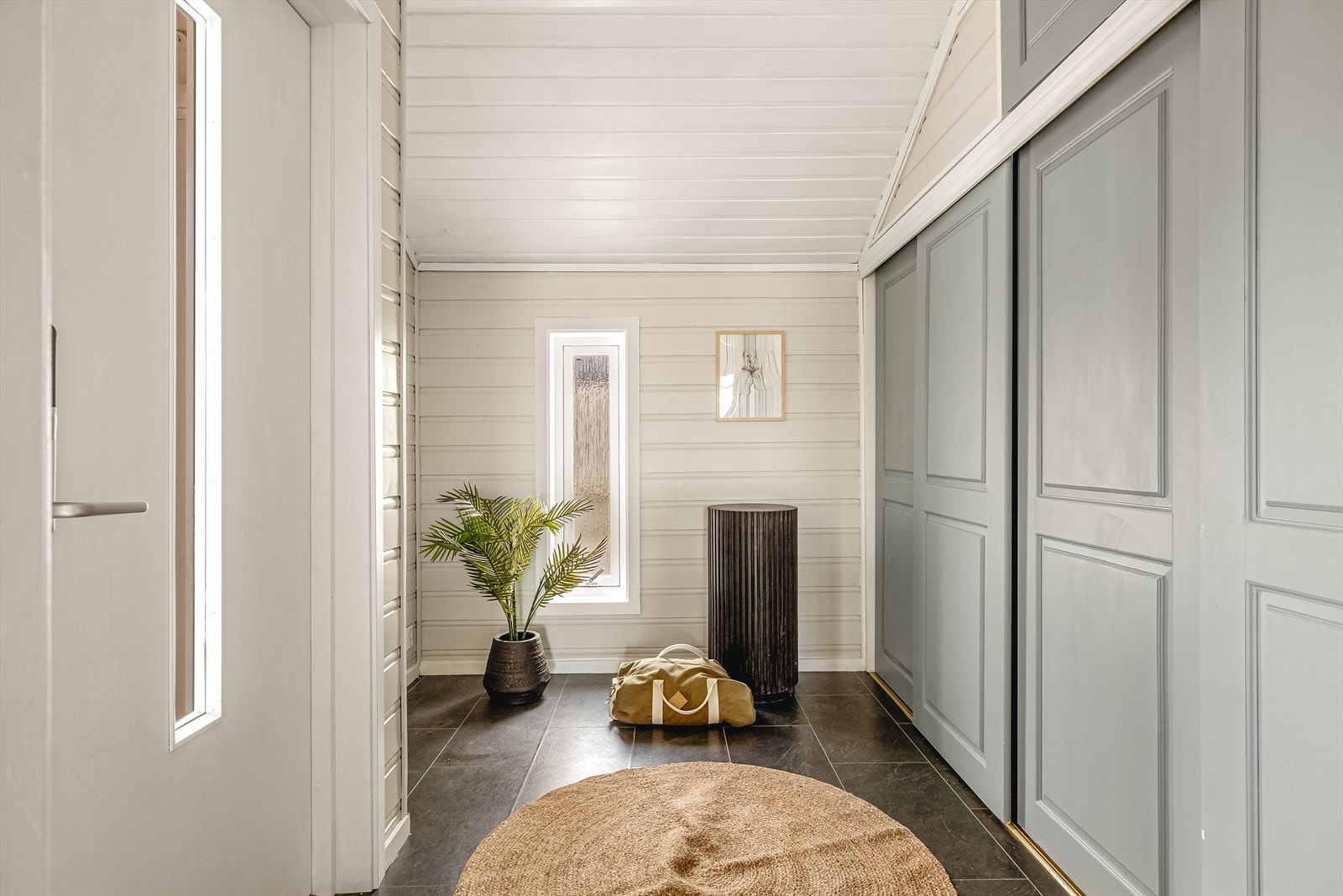 I boligen er det første som møter deg er en stor entré som har god plass til sko og ytterbekledning. Galleribilde