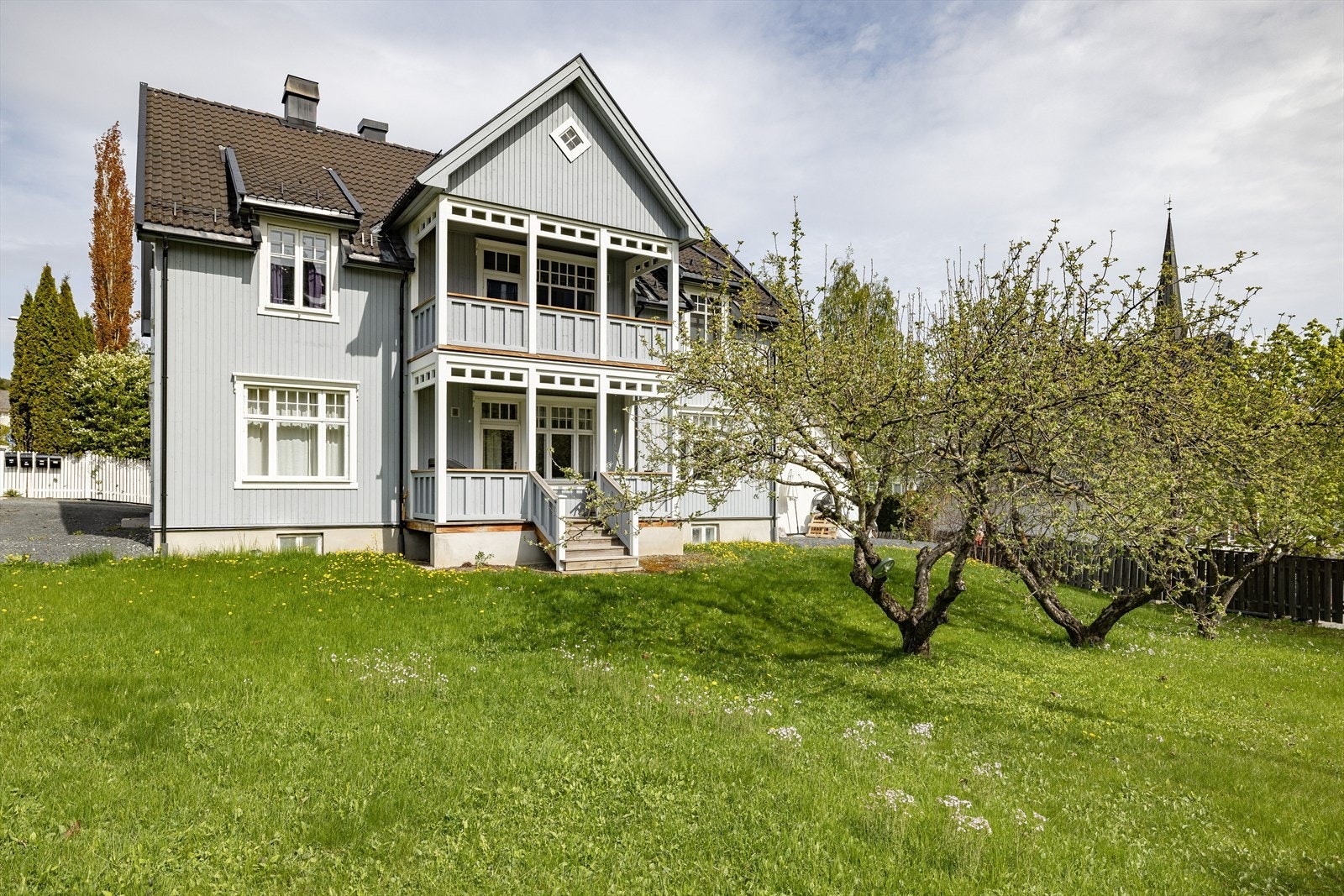 Leiligheten har beliggenhet på høyre siden i 1. etasje. Verandaen sett i første etasje hører til denne enheten. Galleribilde