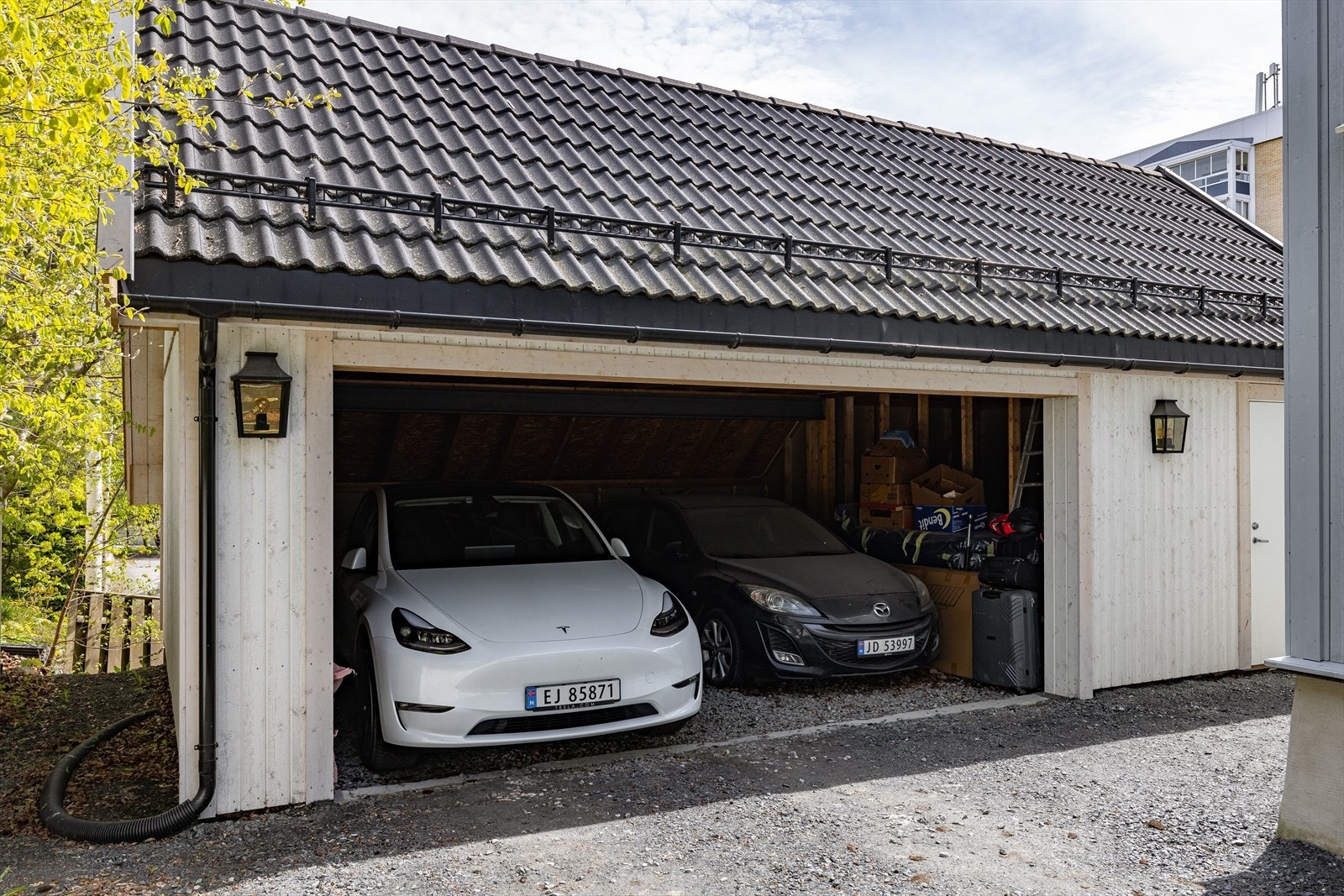 Det medfølger plass til en bil i carport. Galleribilde