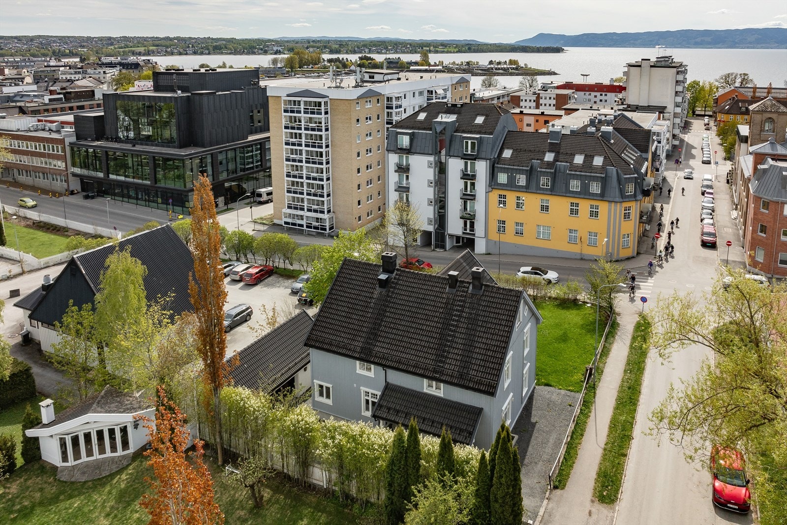 Her bor du i en klassisk villa så sentralt som du får det. Galleribilde
