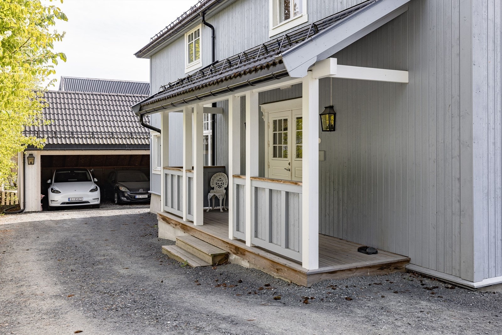 Overbygd inngangsparti. Her deler du inngang med de tre andre leilighetene. Galleribilde