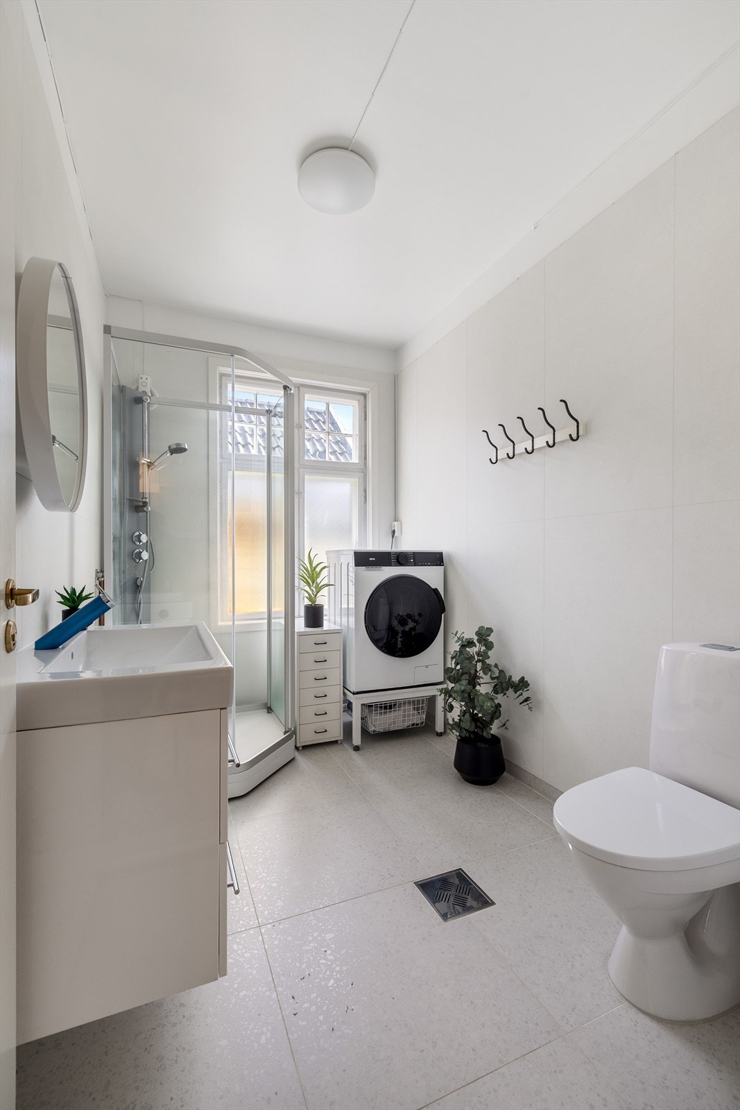 Badet i boligen er svært romslig og ble pusset opp i 2024. Galleribilde