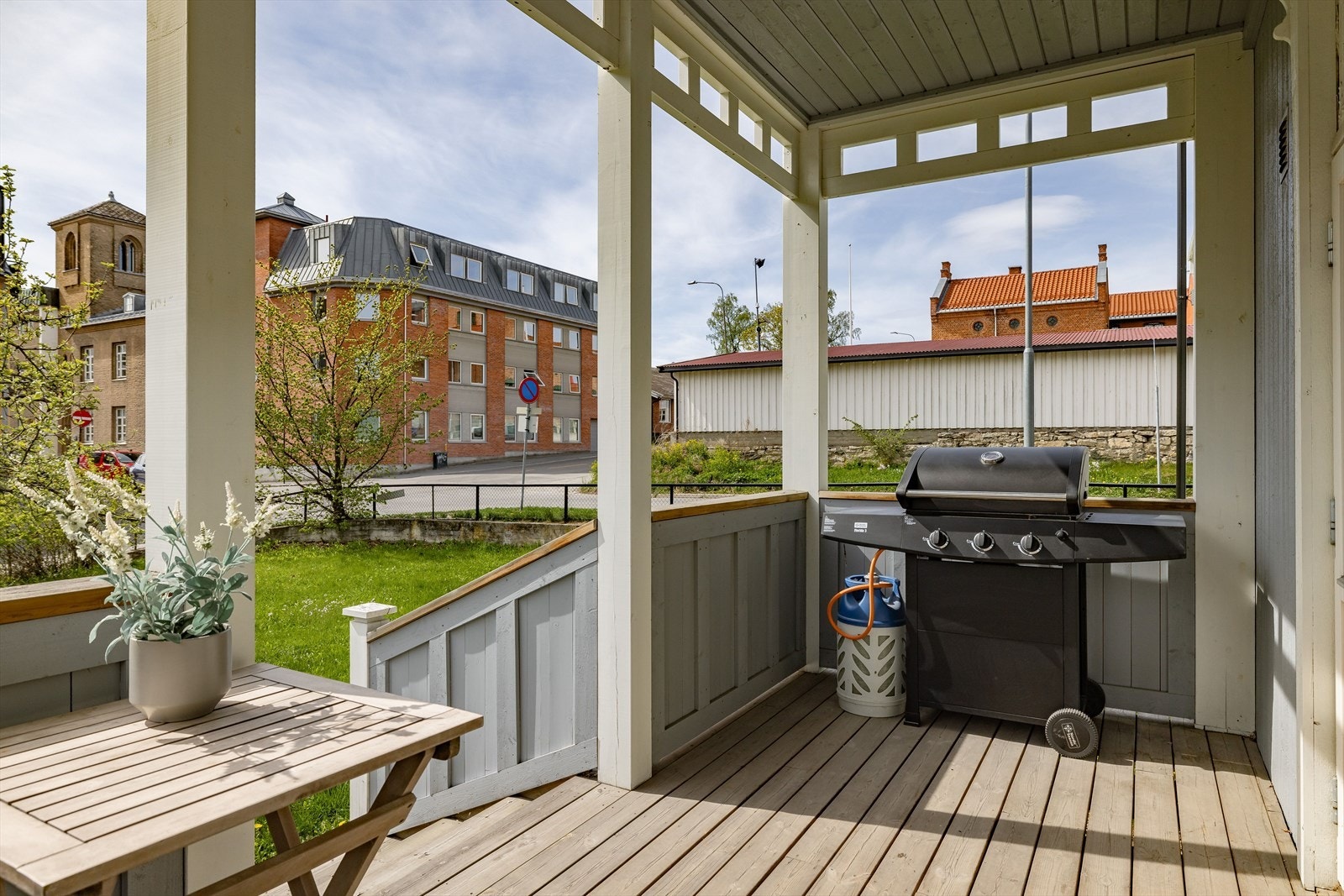 Verandaen til leiligheten er vendt ut mot sør og har med det gode solforhold. Galleribilde