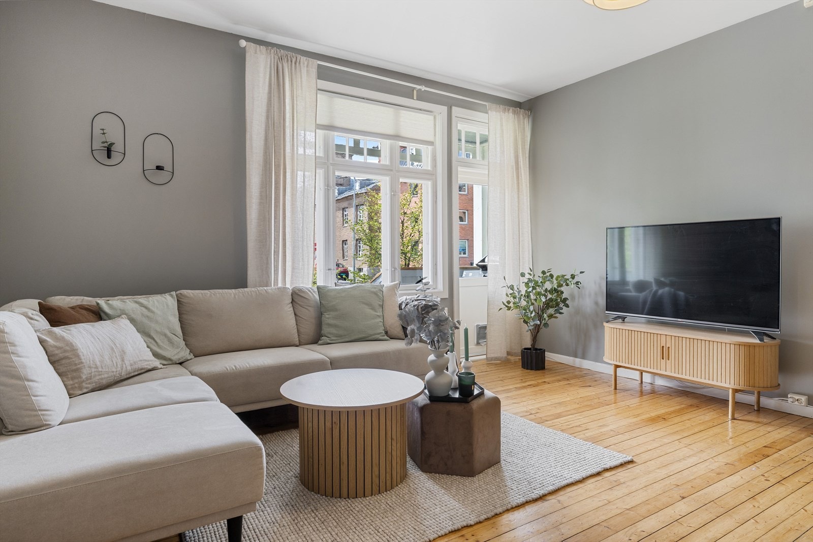 Stua har en god takhøyde og er enkel å innrede. Galleribilde