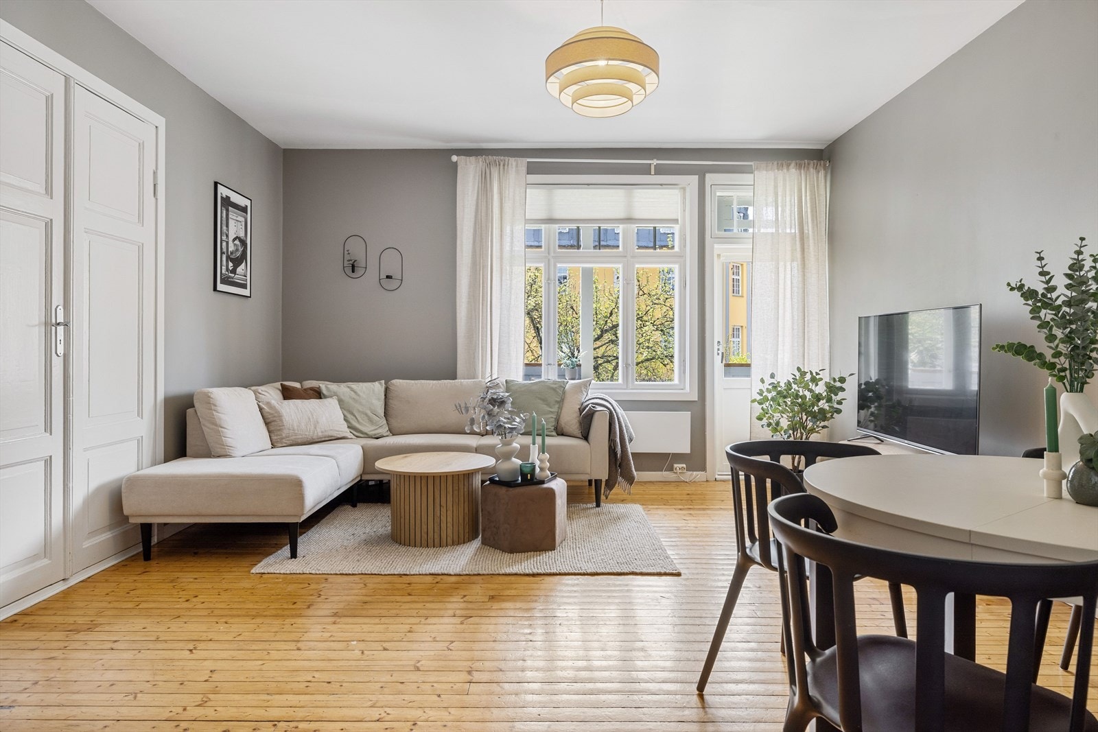 Legg merke til den store dobbeldøra som fører inn til hovedsoverommet. Galleribilde