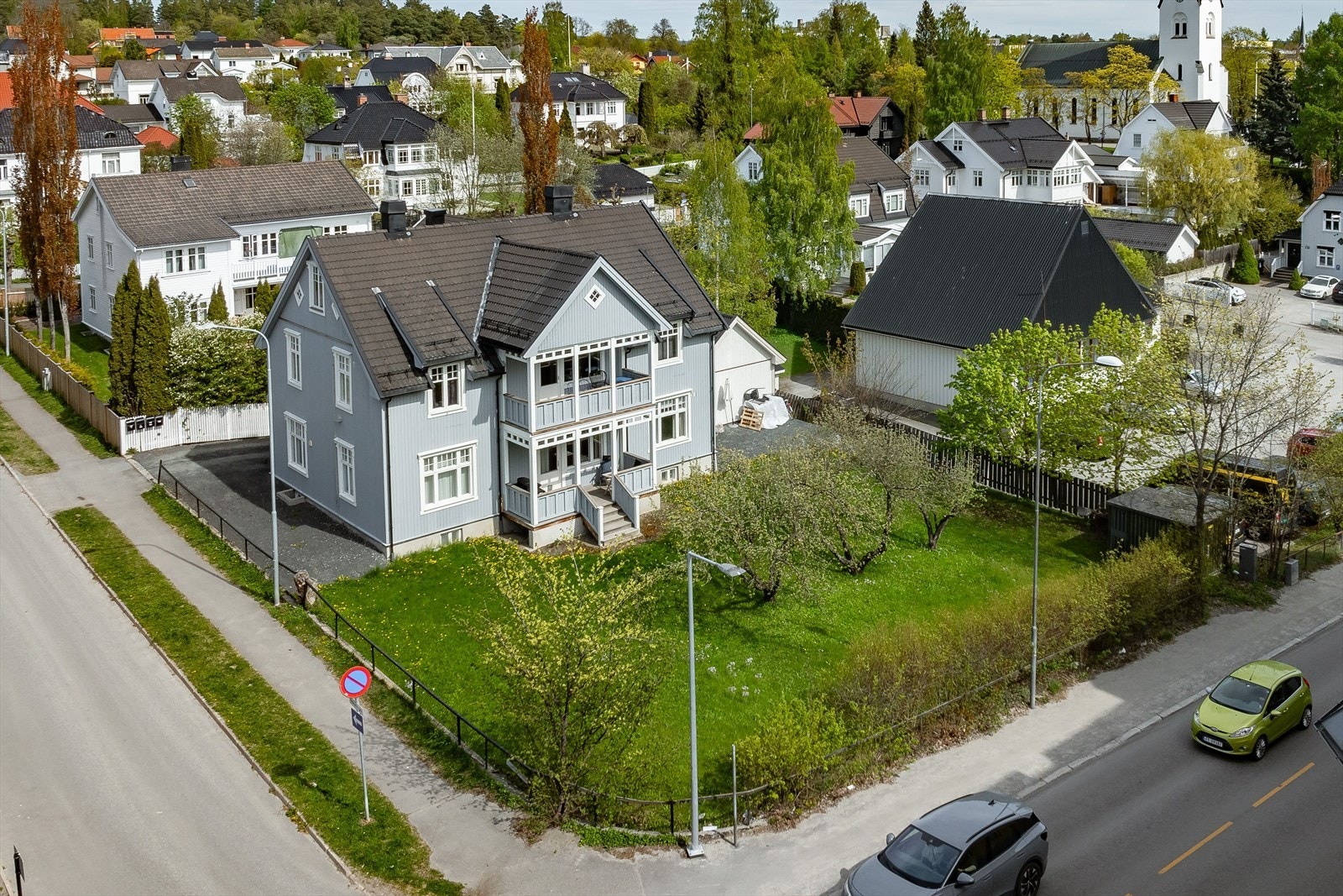Leiligheten ligger i 1. etasje i en pen og klassisk villa fra 1920. Galleribilde