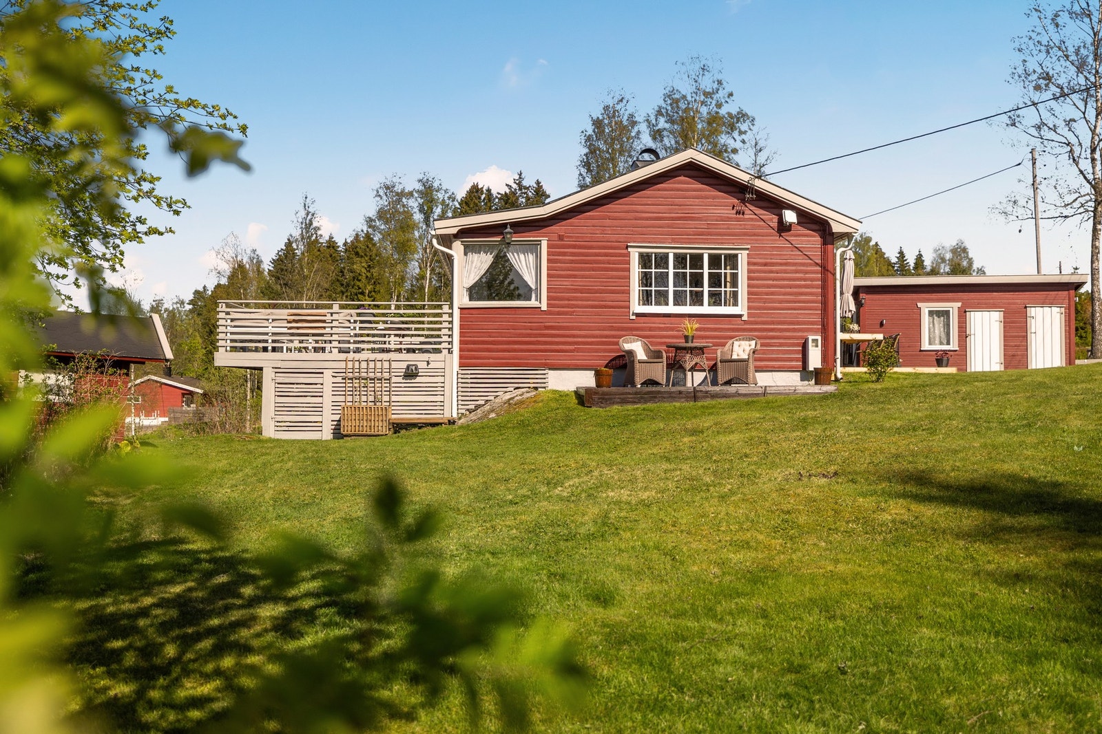 På tomten kan barn og barnebarn leke fritt Galleribilde