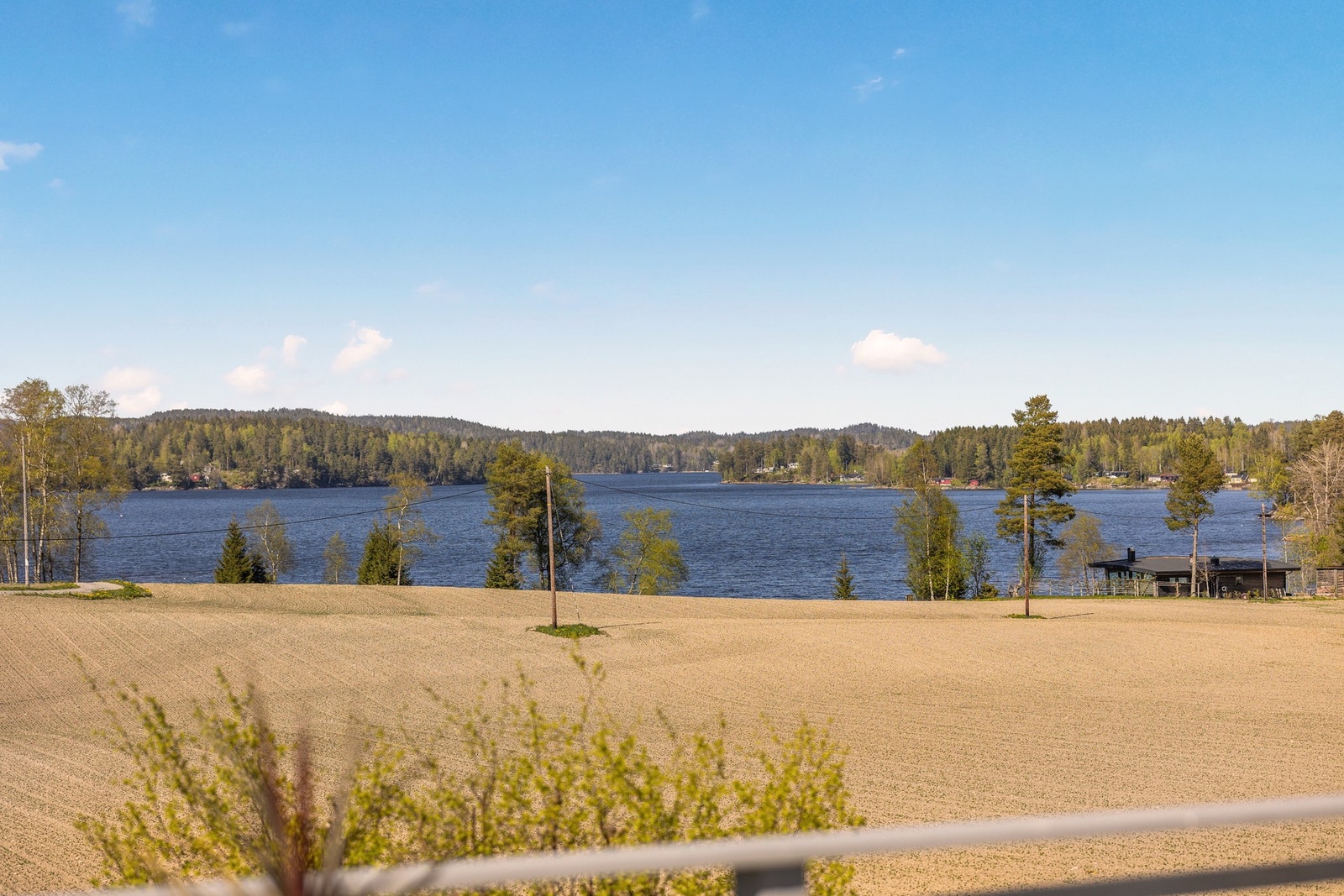 Utsikt til Lyseren med badeplass og trygg vei Galleribilde