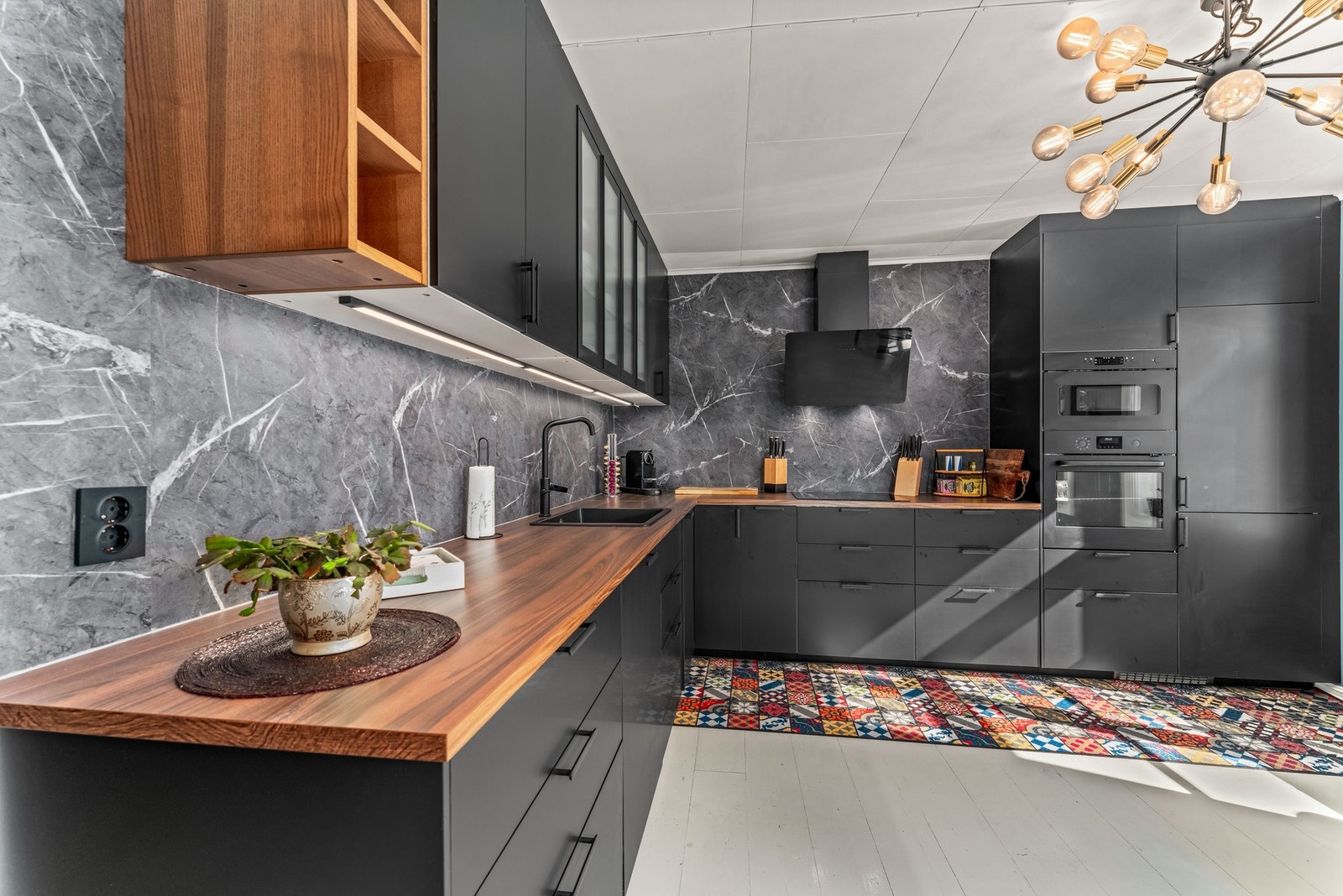 Kjøkkenet byr på rikelig med skapplass, skuffer og gode arbeidsflater. Galleribilde