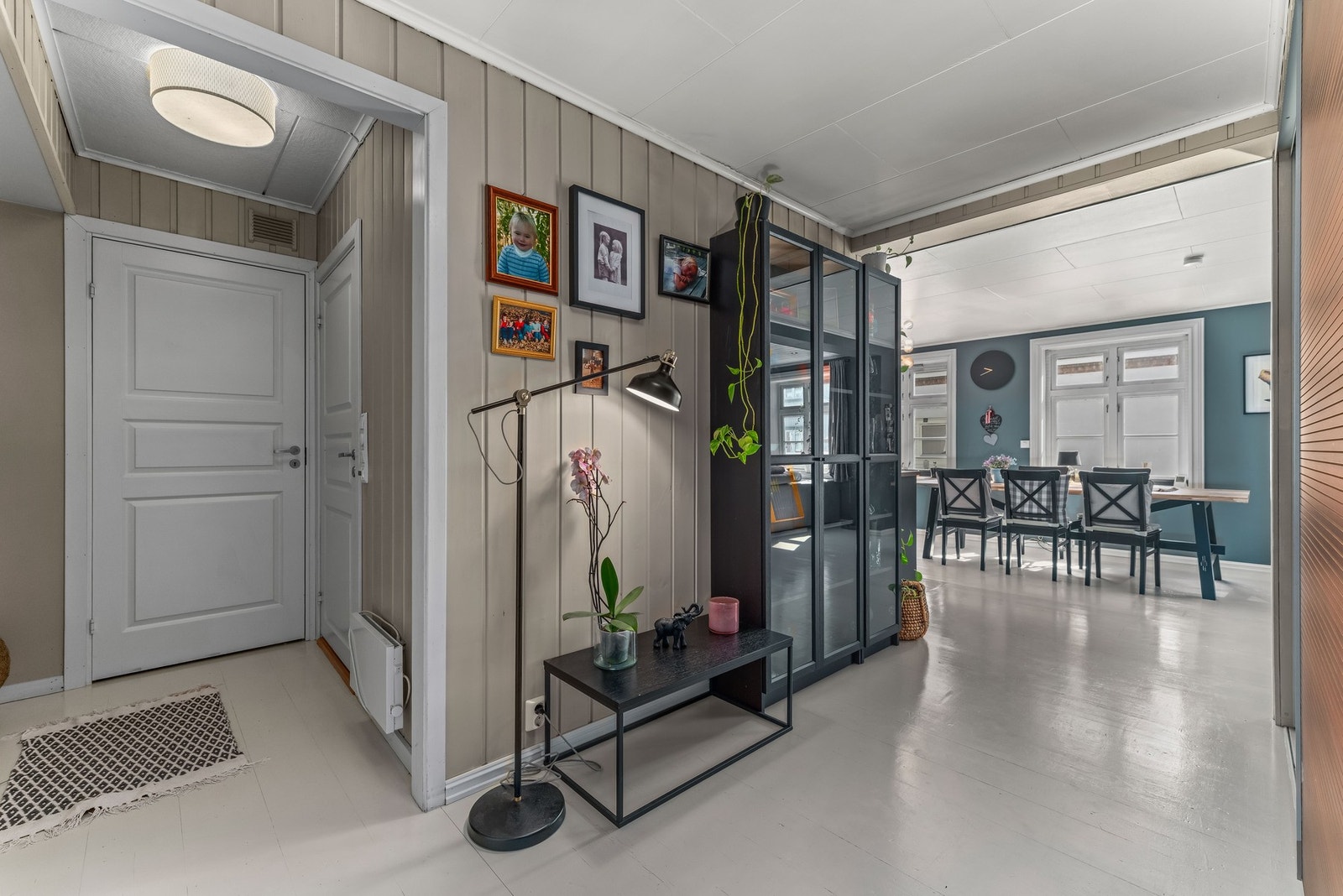 Del av entre med direkte tilgang til oppholdsrom/stue og kjøkken. Galleribilde