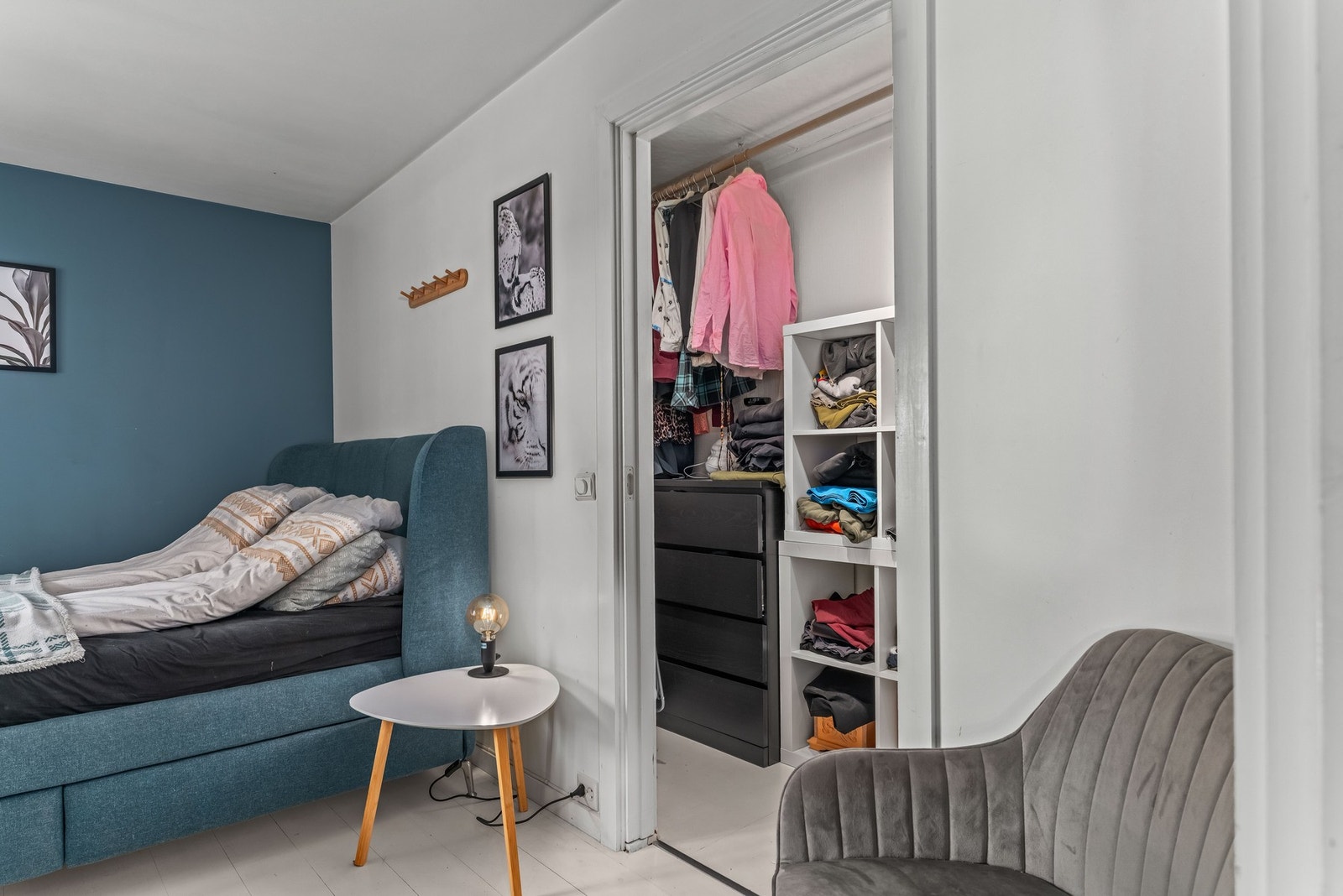 Hovedsoverommet har god størrelse og tilgang til en praktisk walk-in-garderobe som ligger innenfor soverommet. Galleribilde