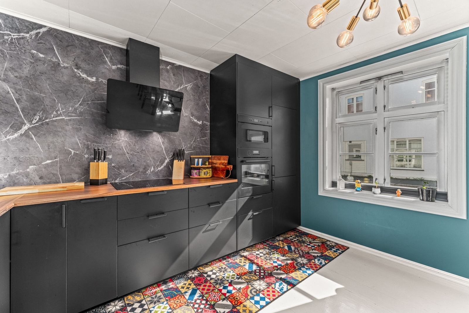 Kjøkkenet er utstyrt med integrerte hvitevarer som kjøl/fryseskap, oppvaskmaskin, platetopp, mikrobølgeovn og stekeovn. Galleribilde