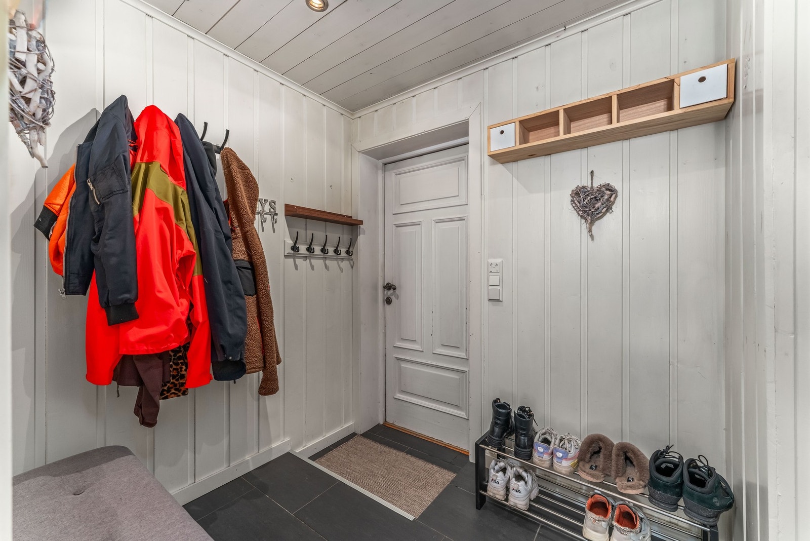 Entré med plass for sko og klesoppbevaring. Galleribilde