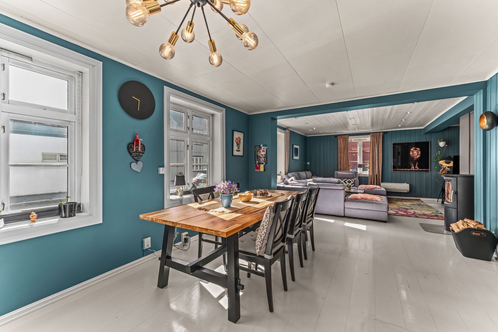 Ved spiseplassen er det plass til mange rundt bordet. Her kan lange måltider og samtaler nytes. Galleribilde