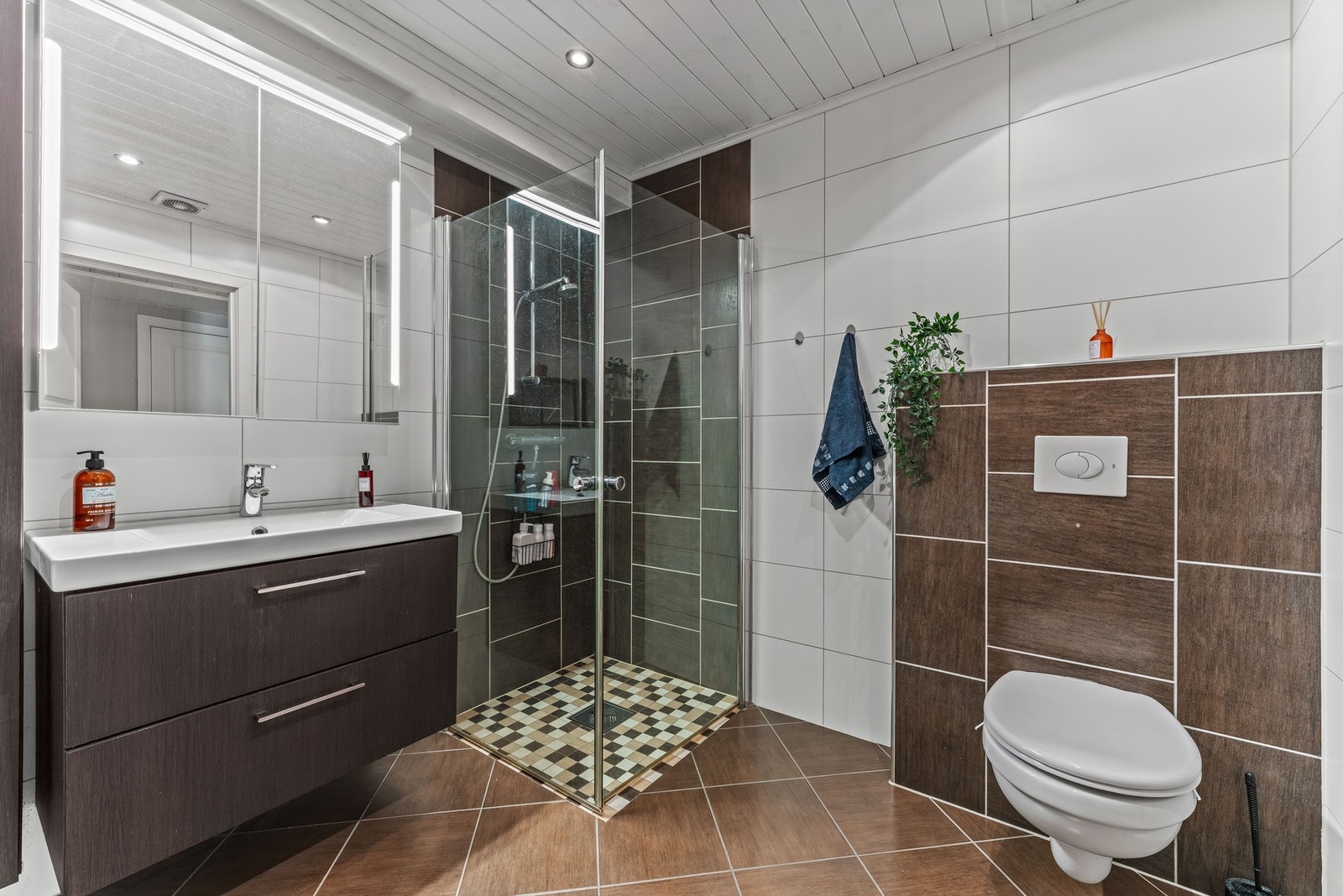 Veggmontert toalett, opplegg for vaskemaskin og mekanisk avtrekk som sikrer godt inneklima. Galleribilde