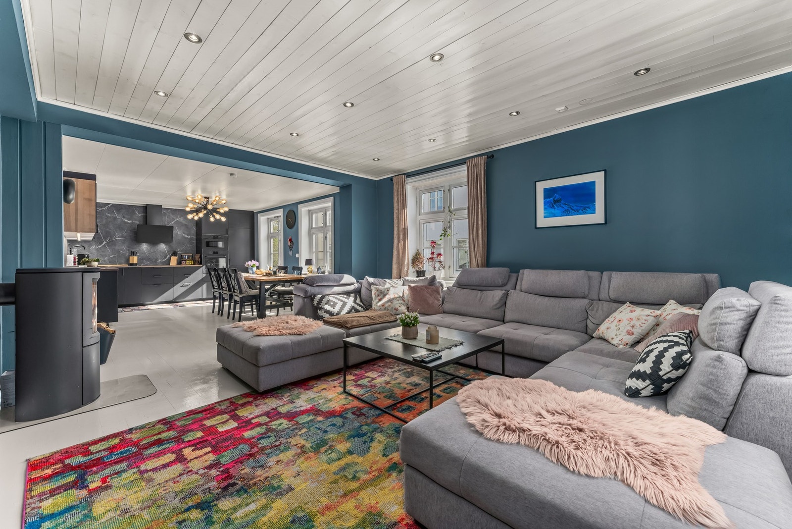 En moderne vedovn varmer godt på kalde dager og en varmepumpe sørger for jevn og behagelig varme i oppholdsrommene. Galleribilde