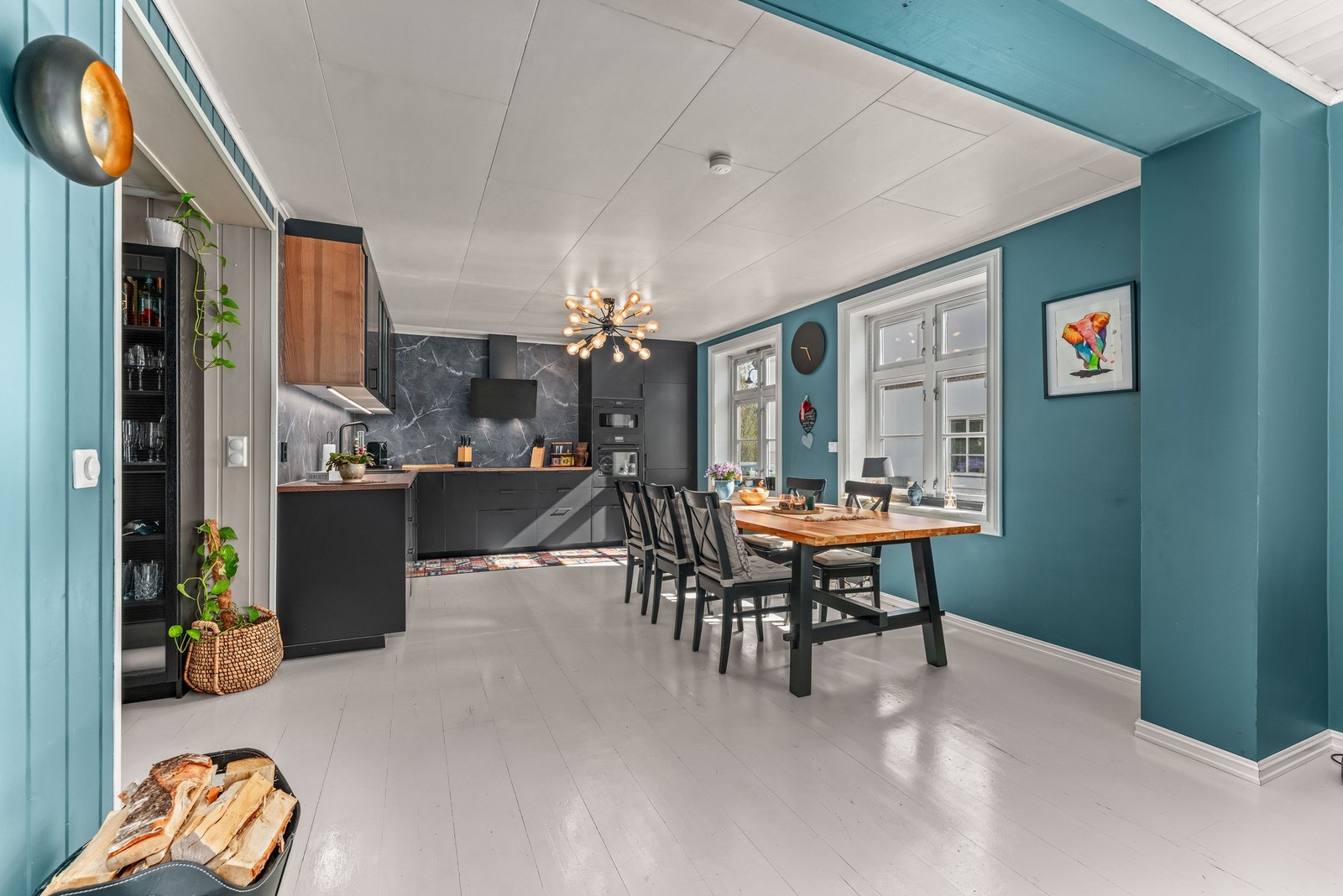 Kjøkkenet ligger i delvis åpen løsning mot stuen Galleribilde