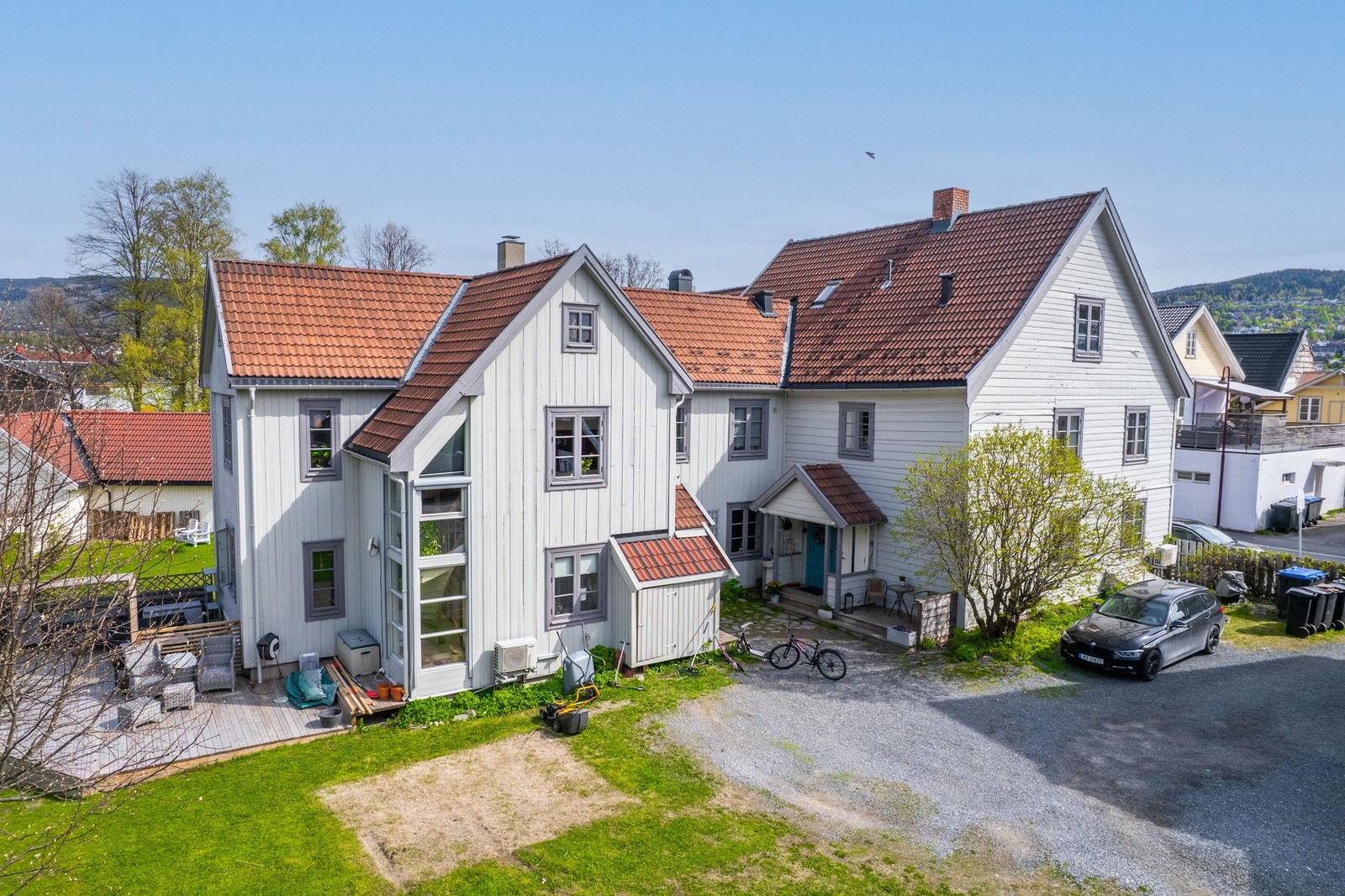 Tomten er pent opparbeidet med grøntarealer, beplantning, blomster og prydbusker og fremstår som velstelt og innbydende. Galleribilde