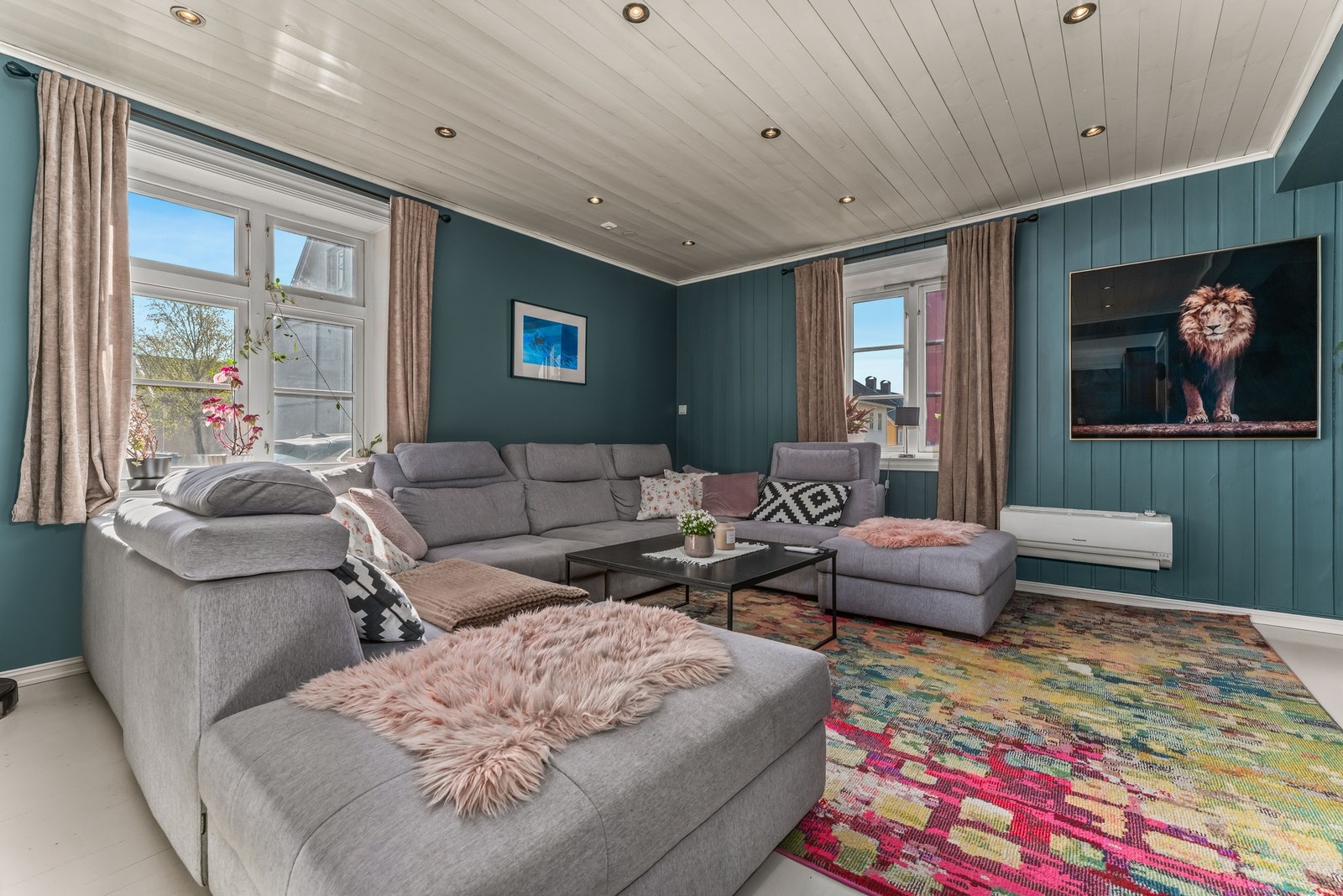 Stuen oppleves som lun og innbydende, med rikelig plass til både sofagruppe og spisebord. Galleribilde